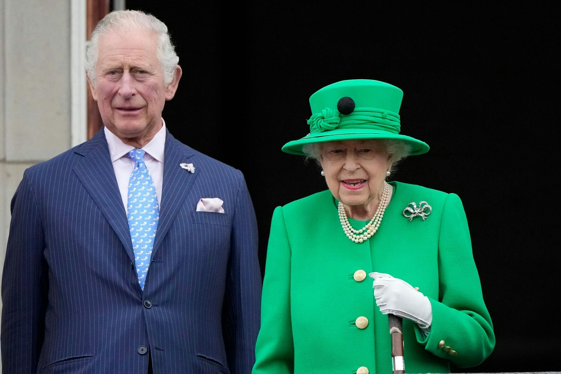 ARCHIV - Königin Elizabeth II. und Charles bei den Feierlichkeiten zum Platinjubiläum der Queen. 