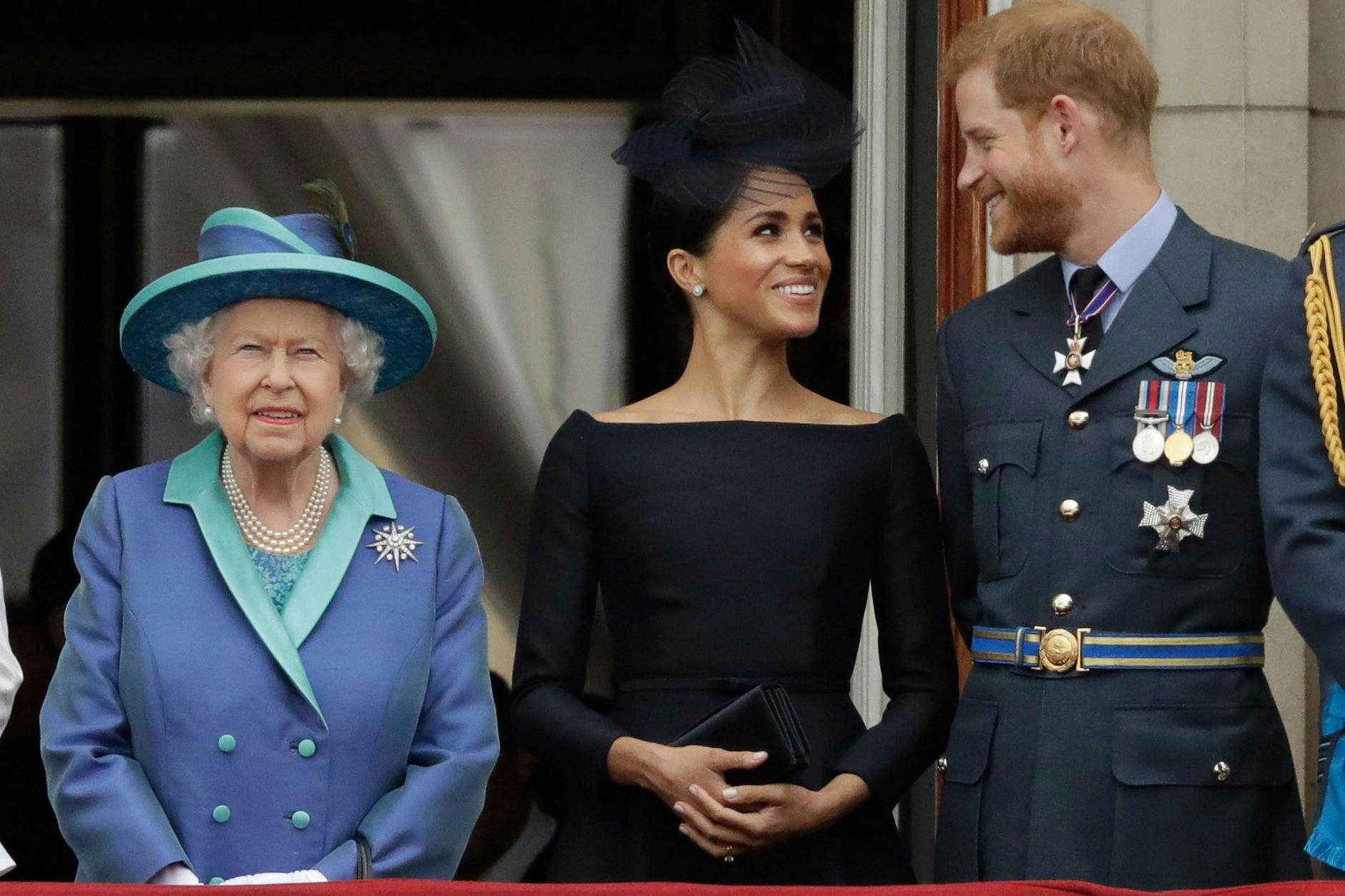 Auf diesem Foto aus dem Jahr 2018 stehen Königin Elizabeth II. (l.), Meghan und Prinz Harry gemeinsam auf dem Balkon des Buckingham-Palastes.