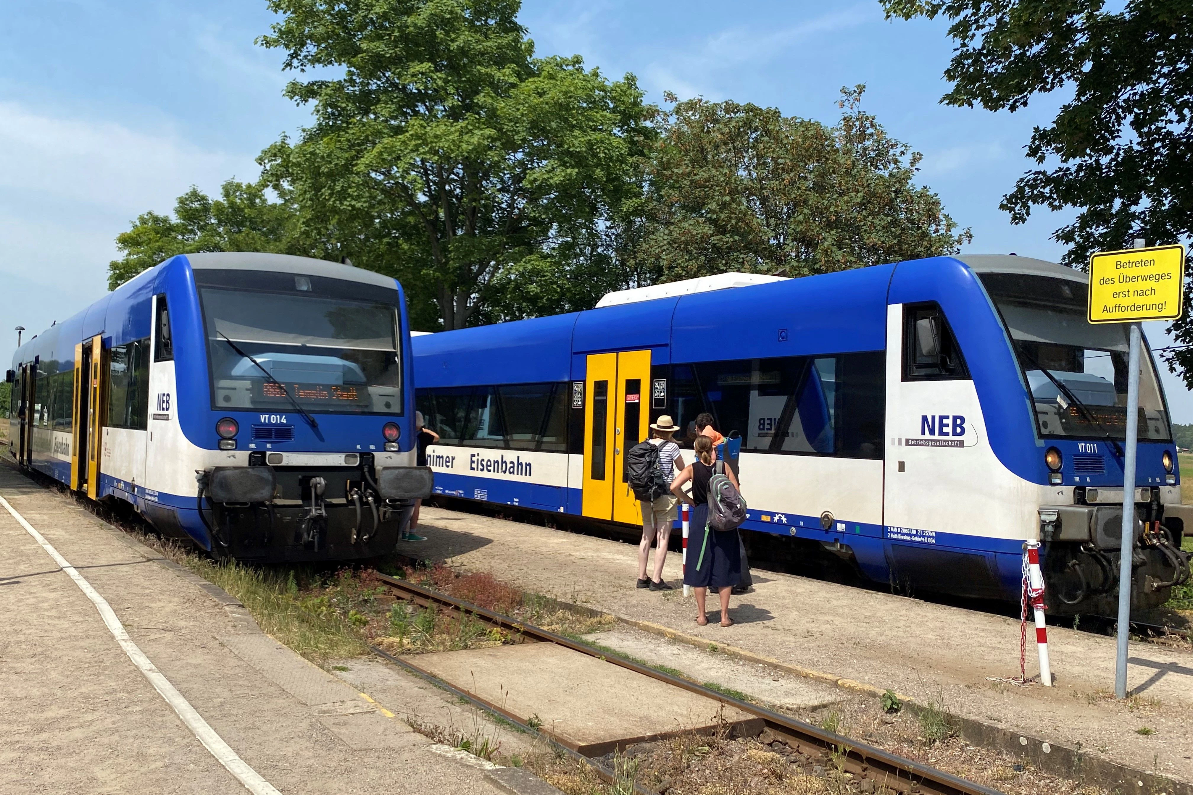 Zugbegegnung im Bahnhof Joachimsthal: Die Dieseltriebwagen nach Templin Stadt und Eberswalde stehen abfahrbereit. Einst hielt hier der Zug Schwerin - Frankfurt (Oder), der Standorte der sowjetischen Armee verband.