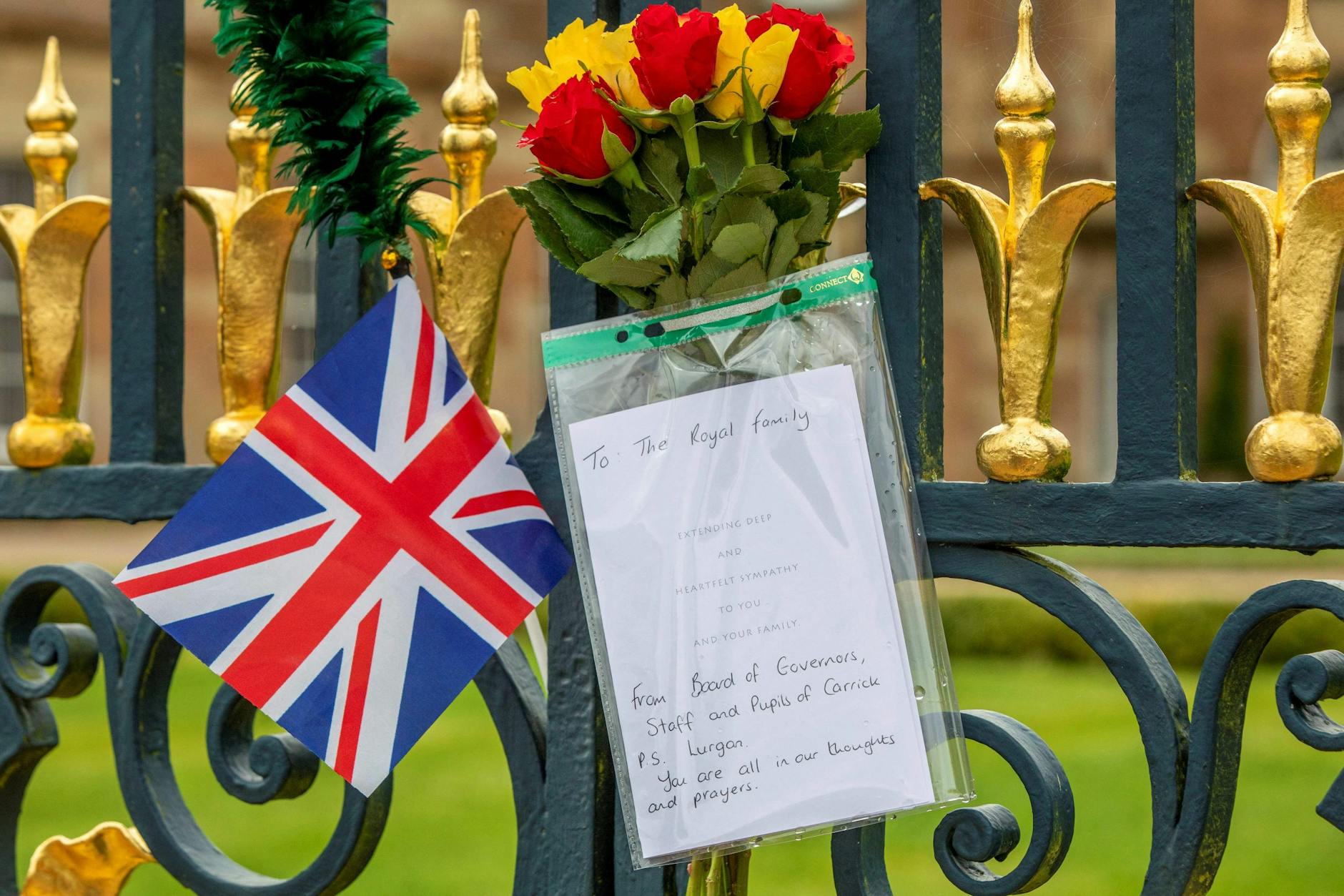 Blumen und Trauerkarten am Tor von Hillsborough Castle, südwestlich von Belfast.