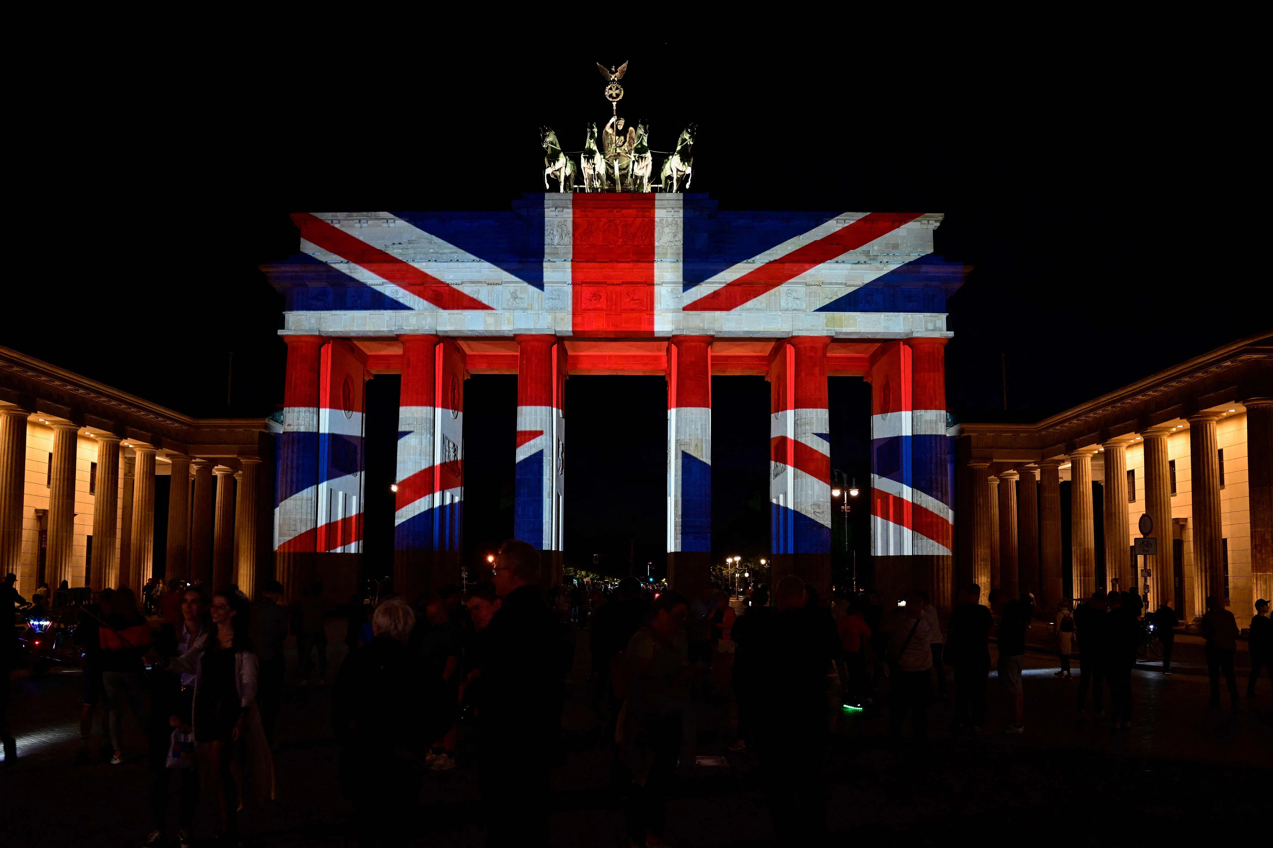 Das Brandenburger Tor ist in den britischen Landesfarben angestrahlt.