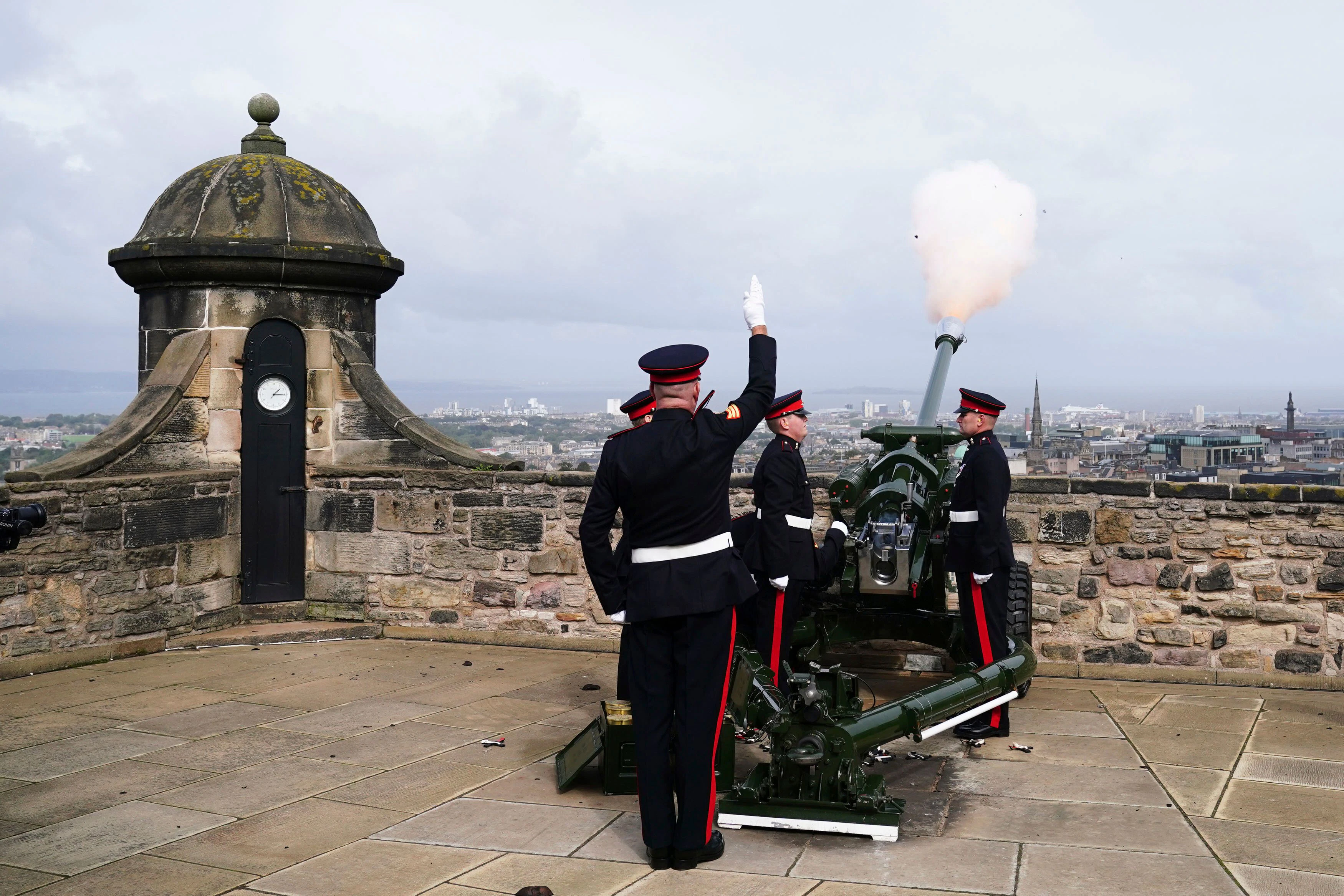 Böllerschüsse im Gedenken an die Queen werden auf Edinburgh Castle abgefeuert.&nbsp;