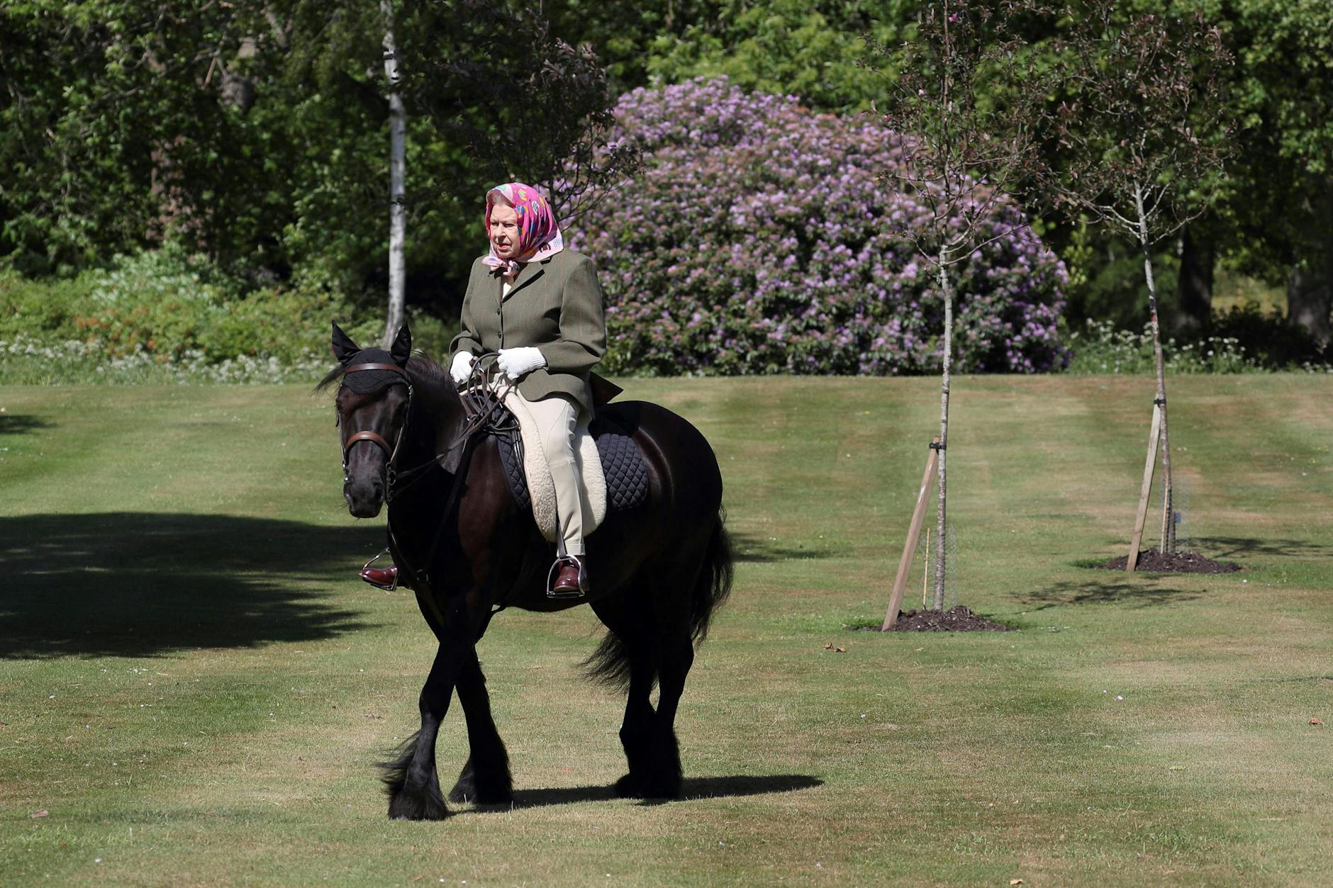 Im Mai 2020 reitet Elizabeth II. auf einem Pony in Balmoral. Mit damals 94 Jahren bewundernswert agil. 