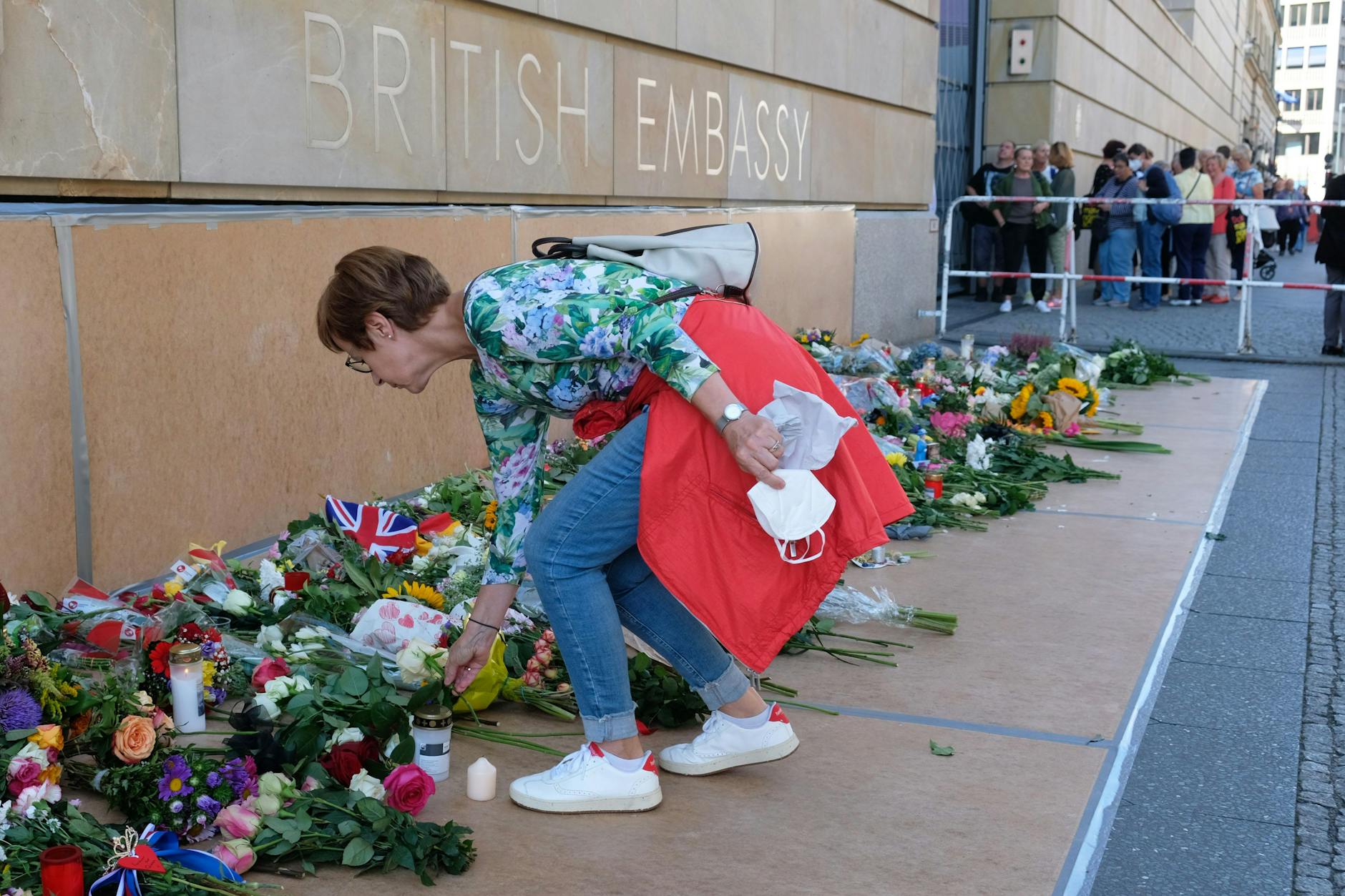 Nach dem Tod von Queen Elizabeth II.: Kondolenz an der britischen Botschaft Berlin.