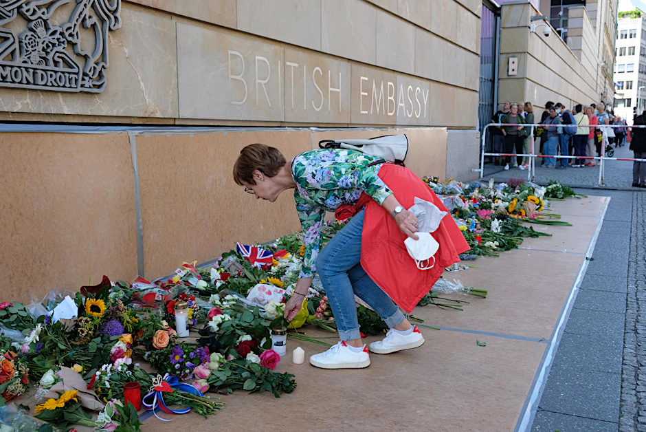 Nach dem Tod von Queen Elizabeth II.: Kondolenz an der britischen Botschaft Berlin.