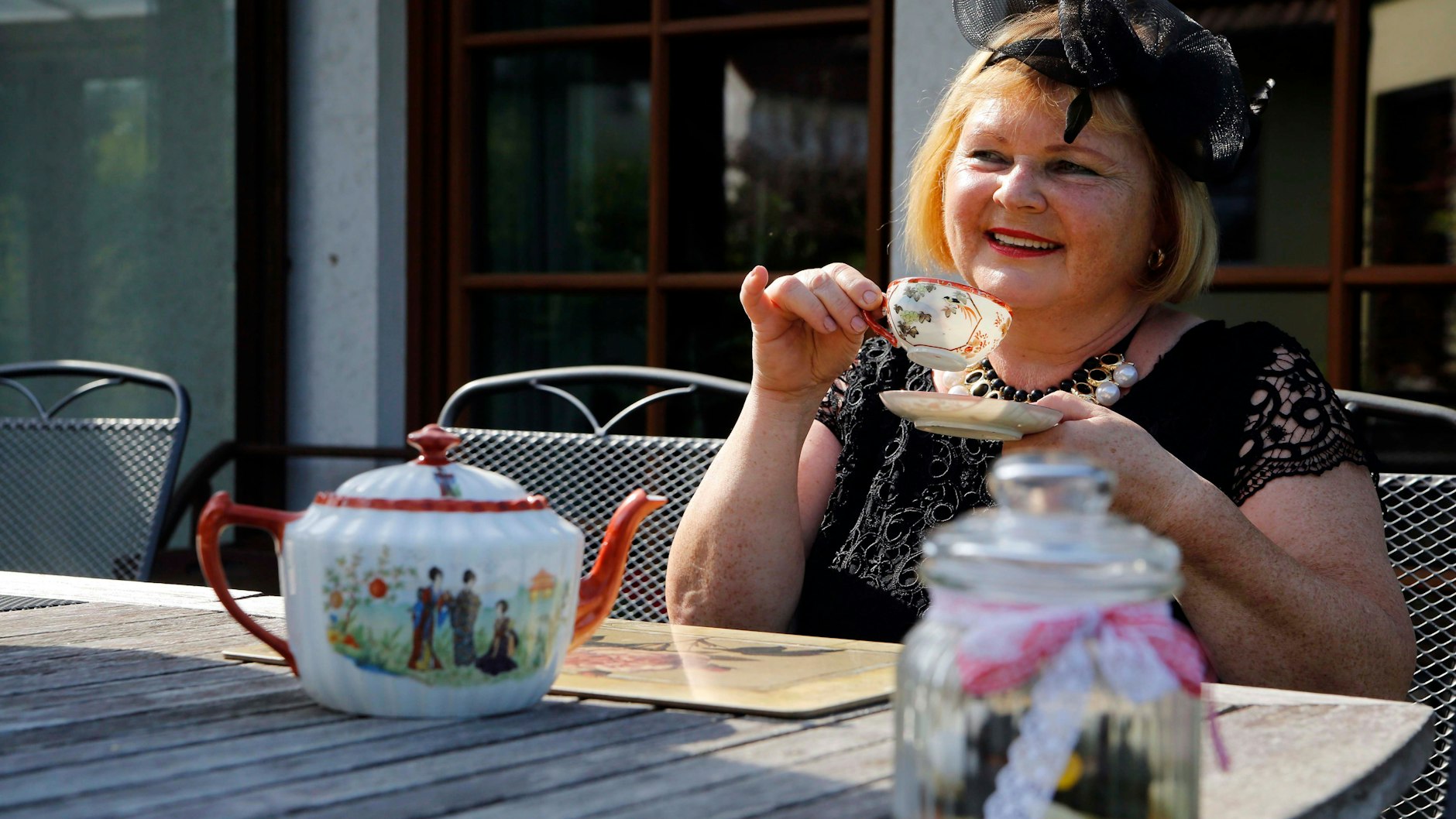 IIngrid Baitz damals in ihrem Garten: Natürlich ist bei ihr um 17 Uhr Teatime angesagt.