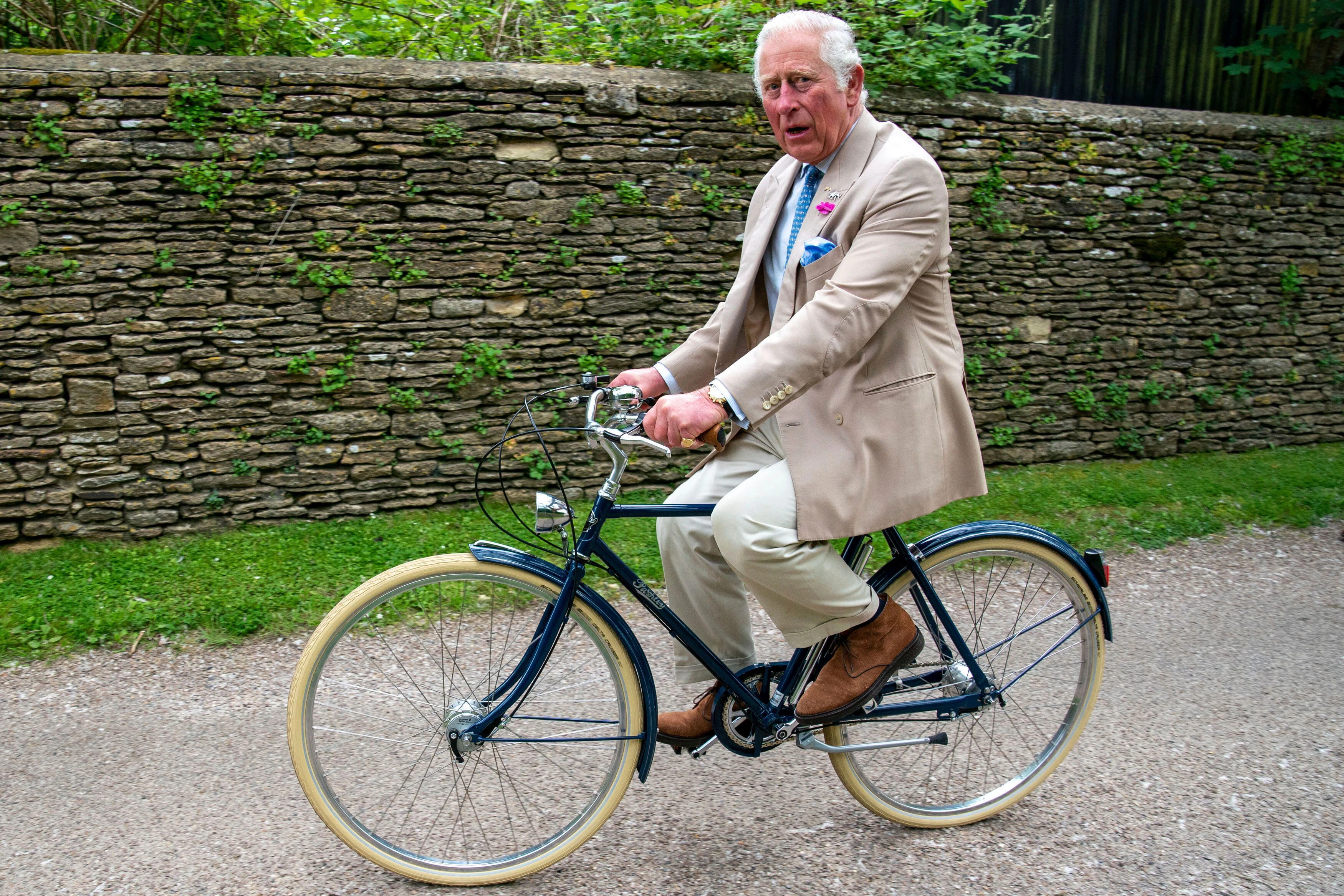 Charles III, damals noch&nbsp;Prince of Wales, nimmt 2021 am Charity-Event&nbsp;„Palaces on Wheels“ in Gloucestershire teil