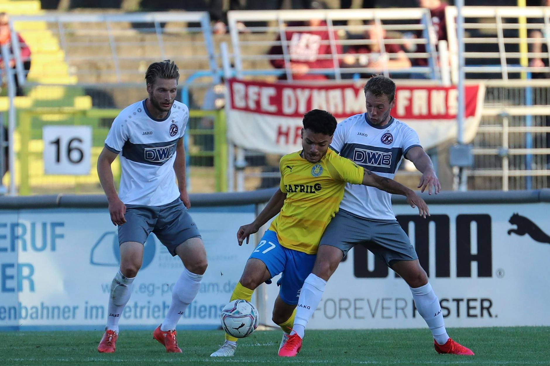 Die BFC-Kicker Michael Blum und Max Klump kämpften gegen Lok um jeden Ball und jeden Zentimeter Grasfläche. 