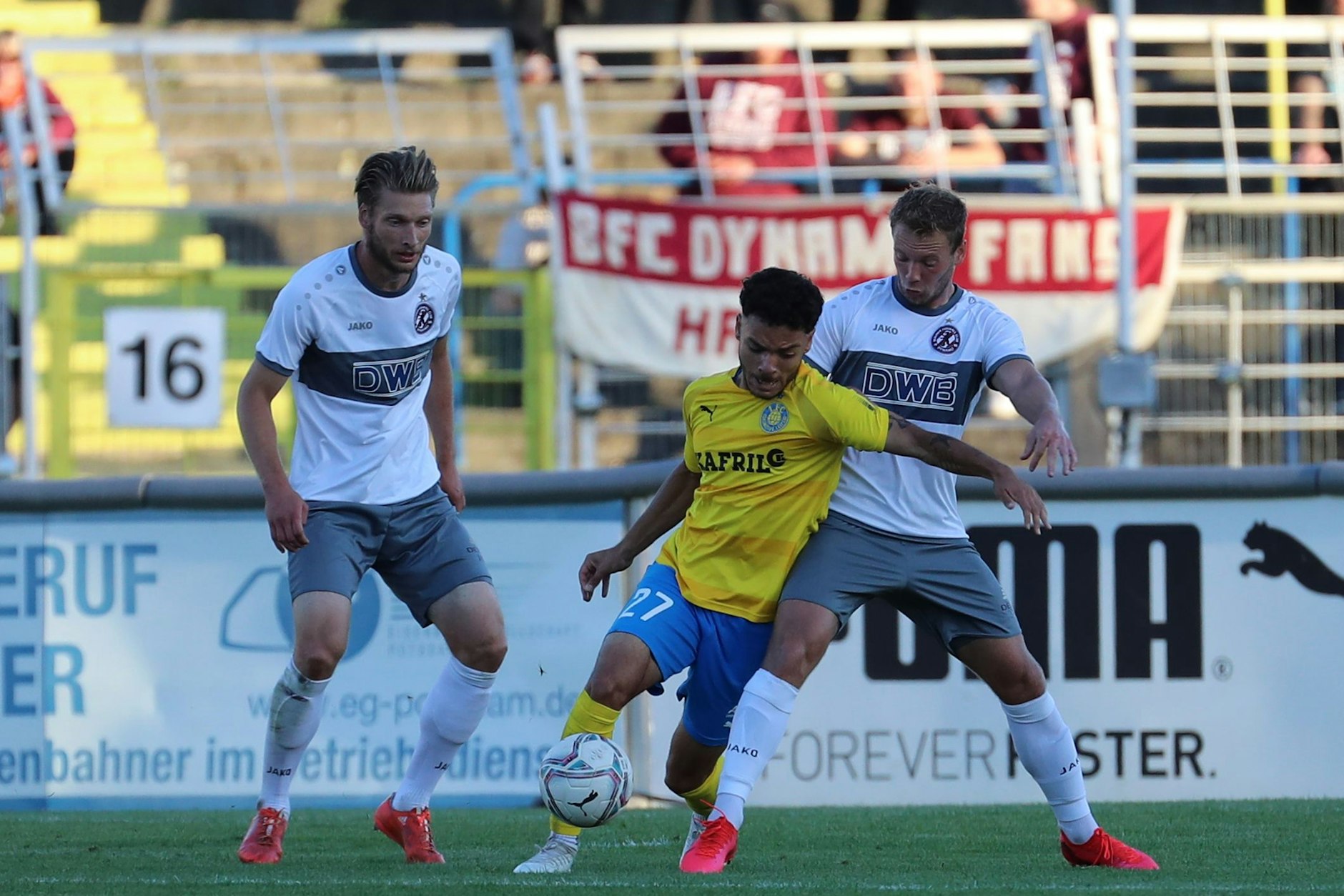 Die BFC-Kicker Michael Blum und Max Klump kämpften gegen Lok um jeden Ball und jeden Zentimeter Grasfläche.&nbsp;