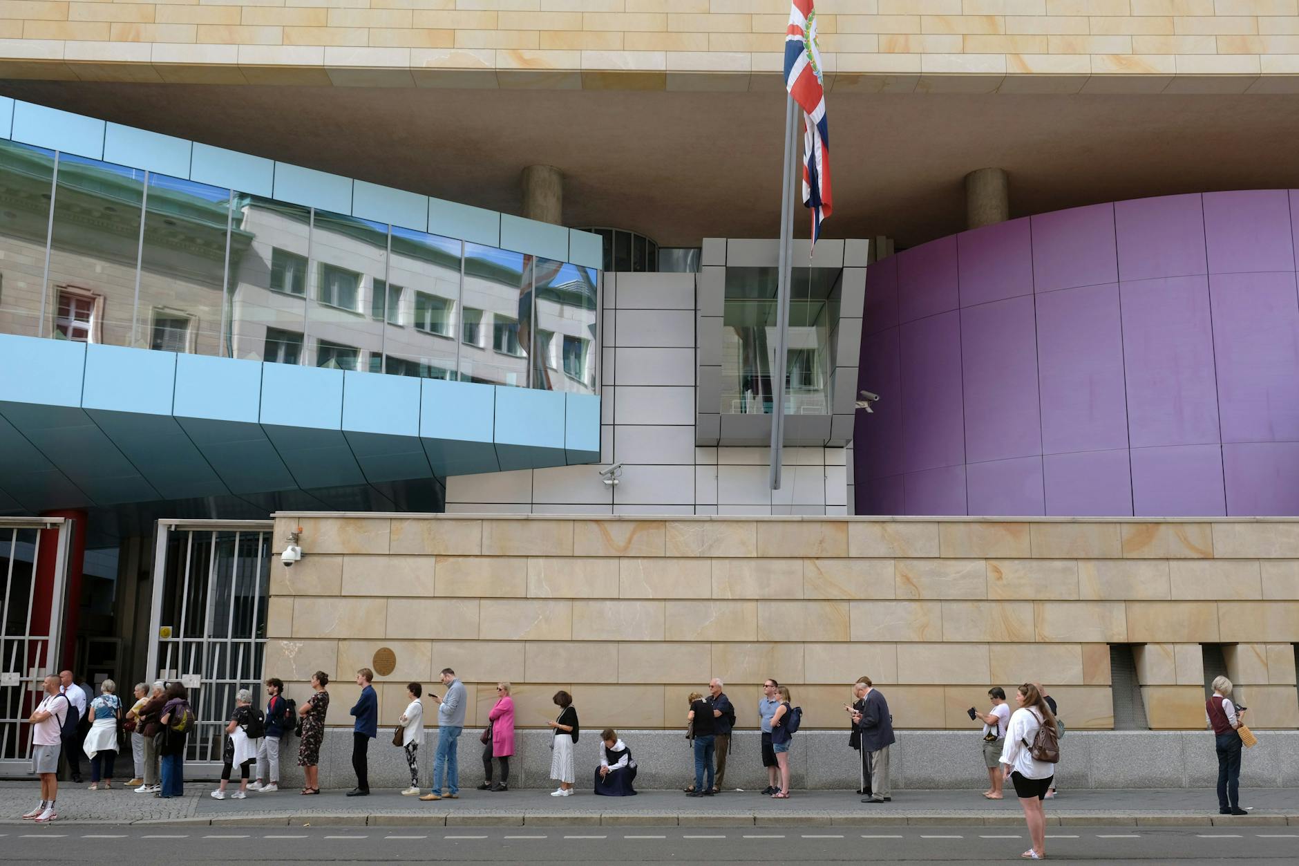 Großer Andrang vor der britischen Botschaft in Mitte.