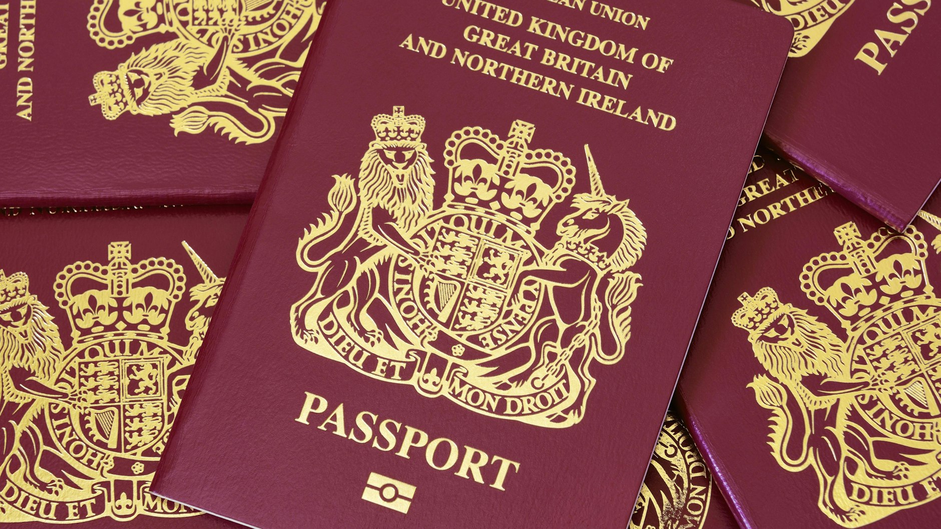 Britische Pässe werden auf den Namen des neuen Königs ausgestellt und ihr Wortlaut irgendwann geändert. Das Passamt Ihrer Majestät wird zum Passamt Seiner Majestät.