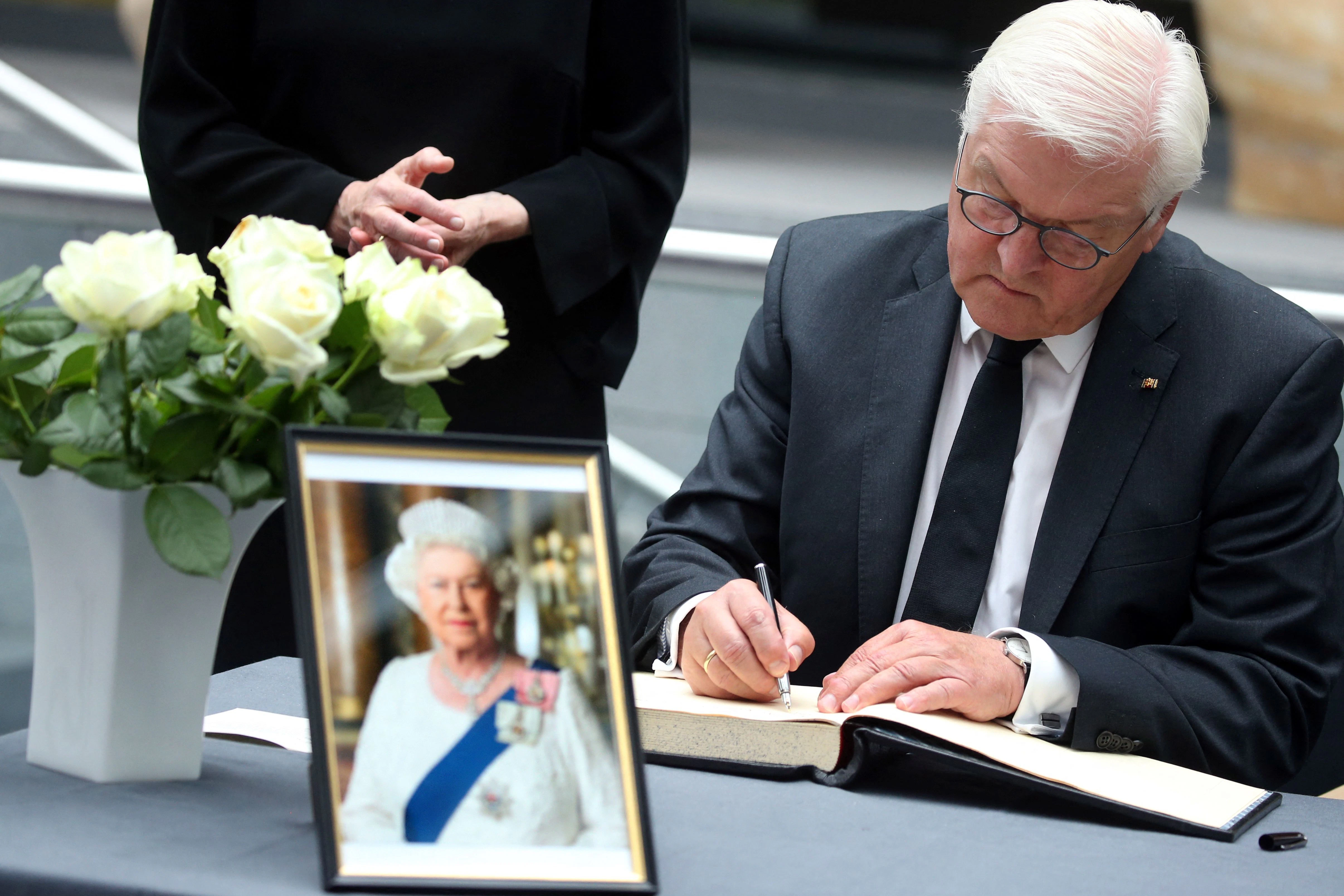 Bundespräsident Frank-Walter Steinmeier trägt sich in das Kondolenzbuch für die verstorbene Queen ein.