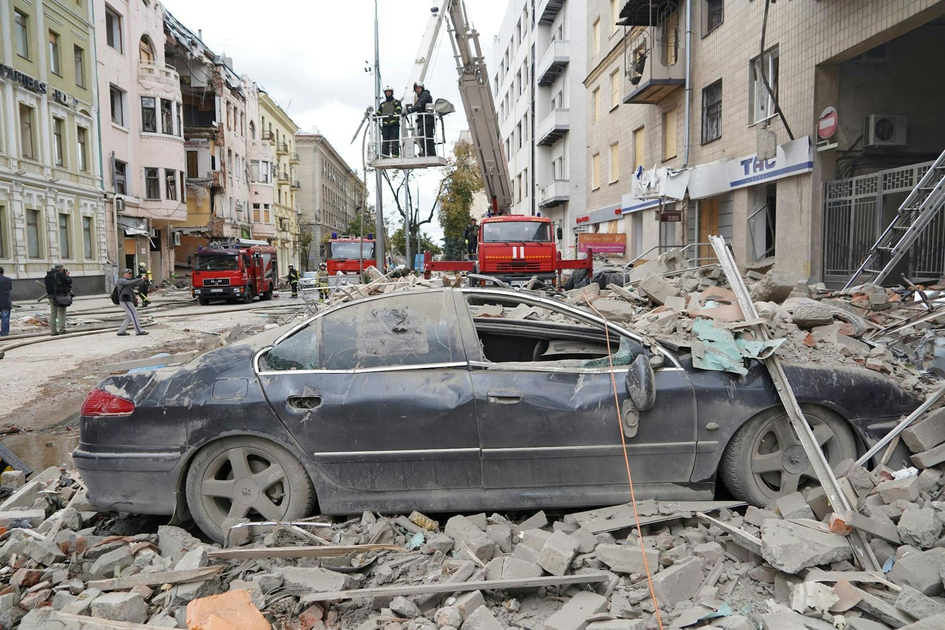 Eine Straße in Charkiw. Die russische Armee schickt als Reaktion auf die ukrainische Gegenoffensive gepanzerte Fahrzeuge und Kanonen zur Verstärkung in die Region. 