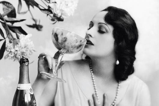 Auf einen Kelch Champagner mit der schönen Fern Andra.