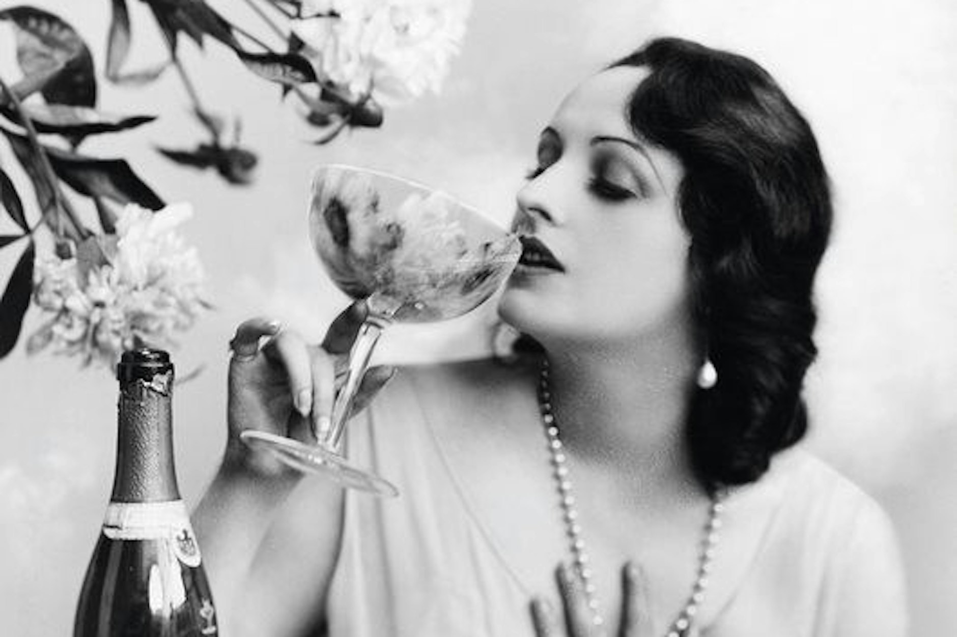 Auf einen Kelch Champagner mit der schönen Fern Andra.