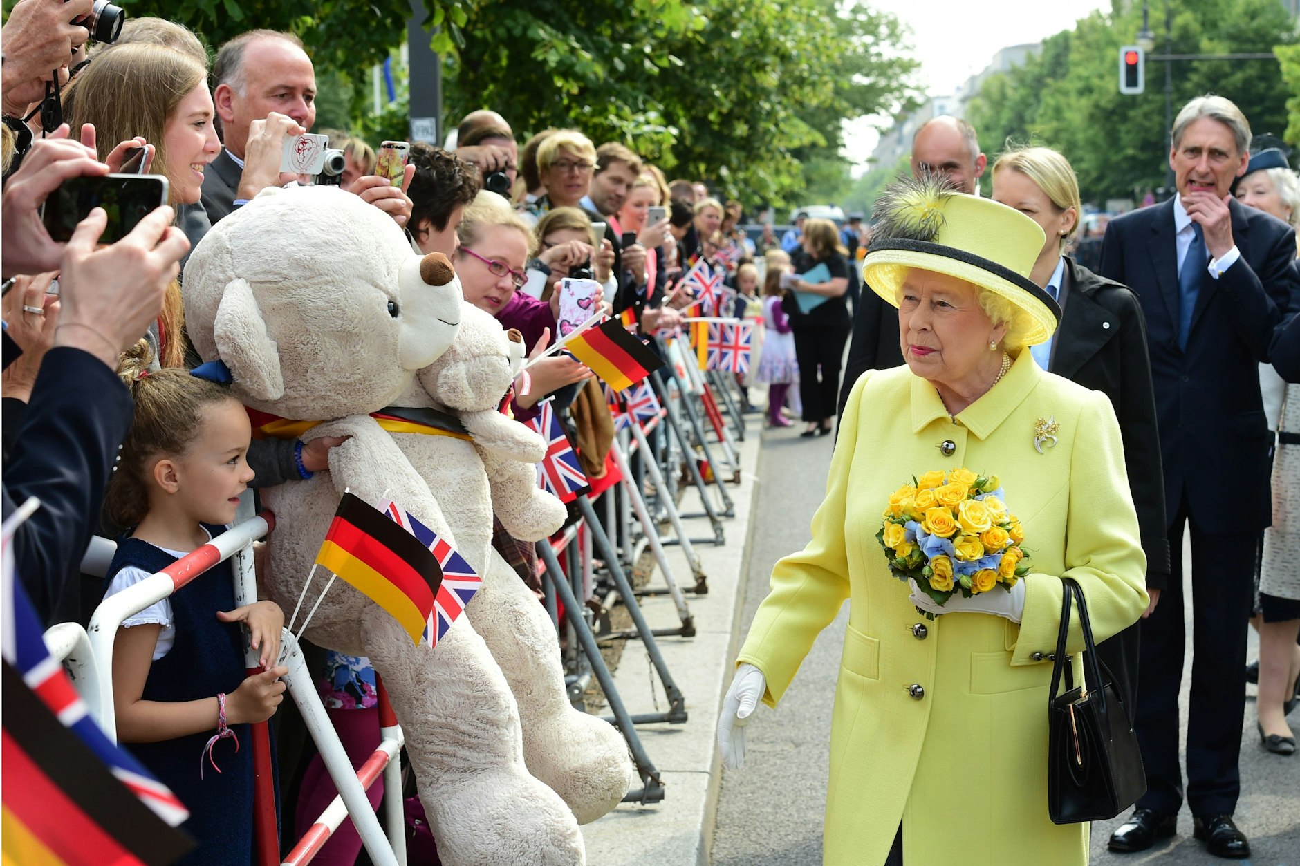Königin Elizabeth II. von Großbritannien begrüßt auf dem Pariser Platz in der Nähe des Brandenburger Tors auf dem Weg zu ihrer Abreise aus Berlin die Öffentlichkeit zusammen mit dem damaligen britischen Außenminister Philip Hammond (r.).&nbsp;