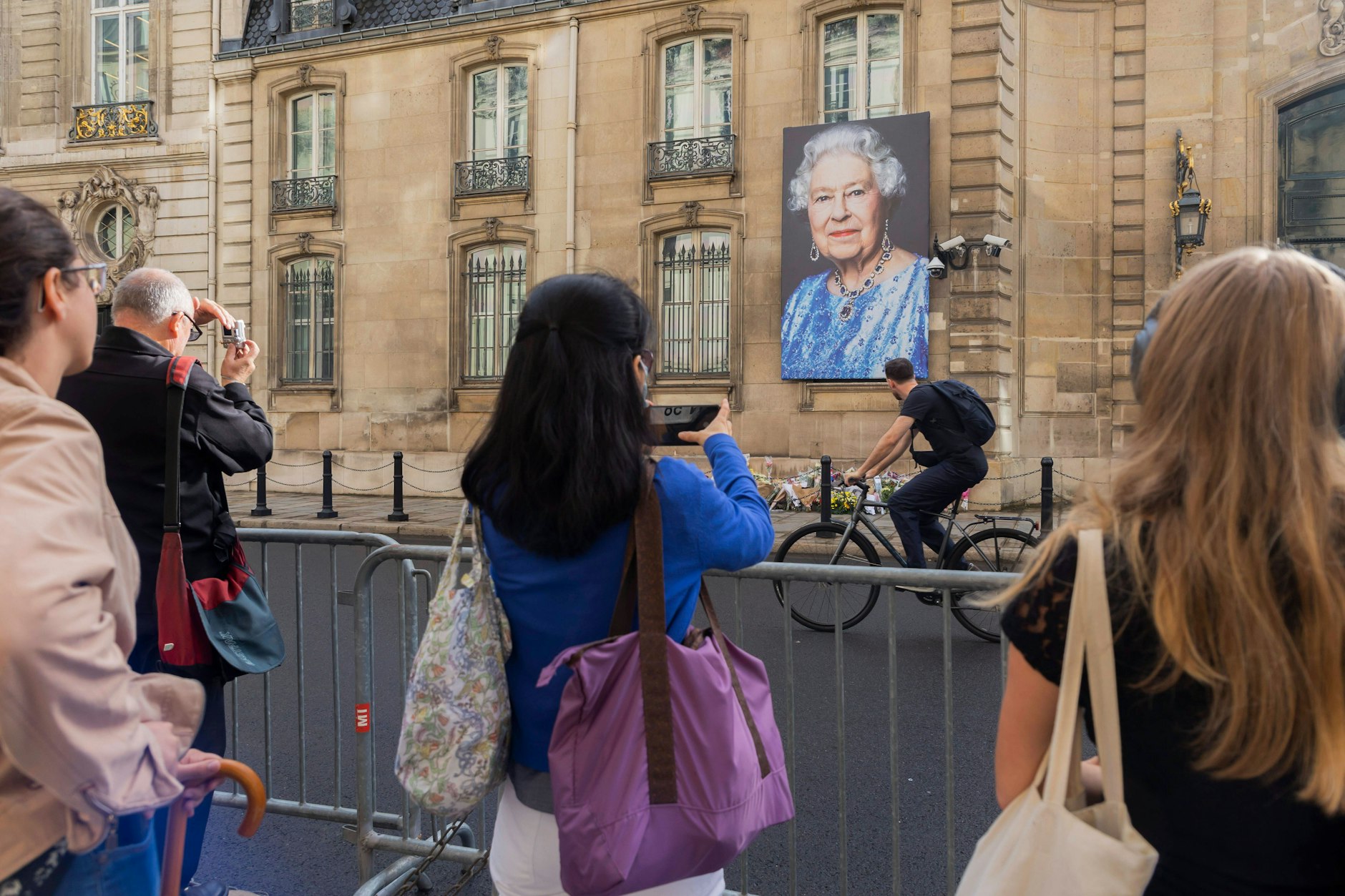 Weltweit wird um Queen Elizabeth II. getrauert - hier in Paris.