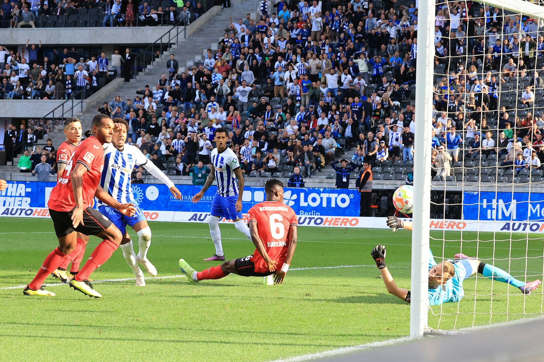Darum geht es: Der Schuss von Boetius landet erst an der Hand von Bayer-Verteidiger Odilon Kossounou, prallt dann an den Pfosten. Elfmeter gab es nicht.&nbsp;