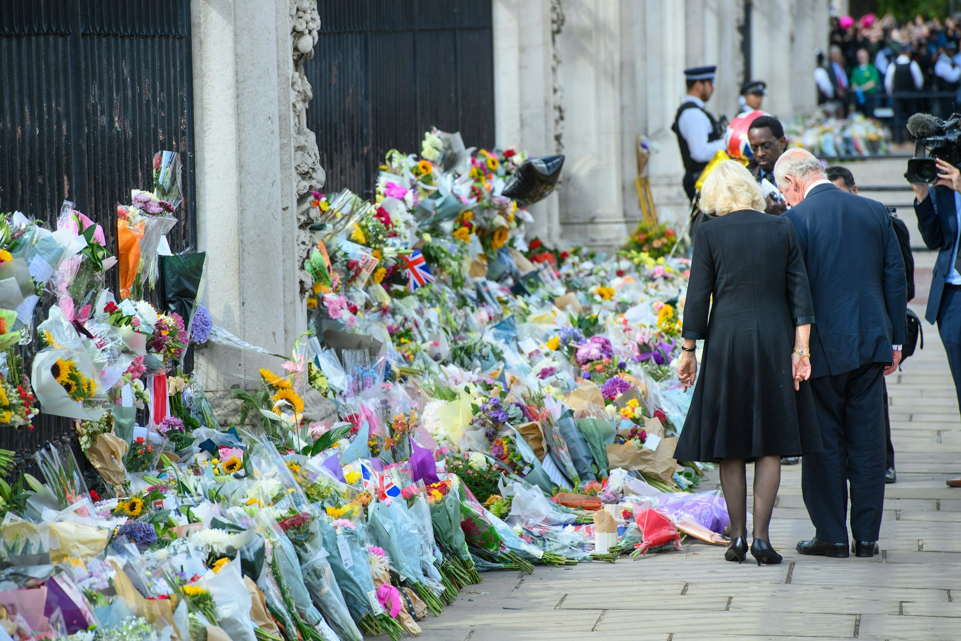 "Es war so berührend": Charles und Camilla vor dem Buckingham-Palast.