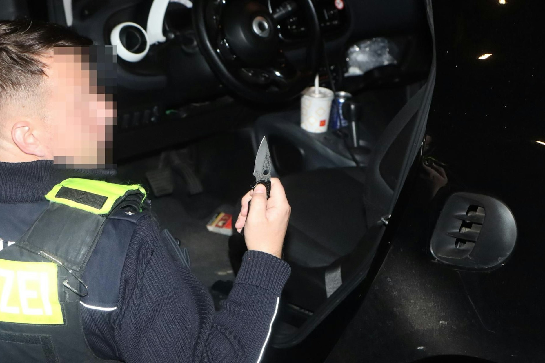 Die Polizei stellte ein verbotenes Einhandmesser in dem Mietwagen sicher.