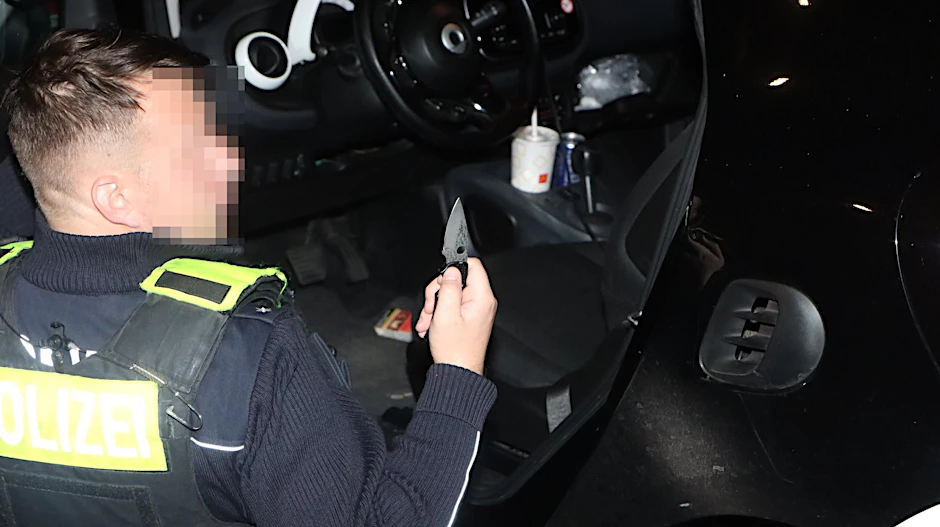 Die Polizei stellte ein verbotenes Einhandmesser in dem Mietwagen sicher.