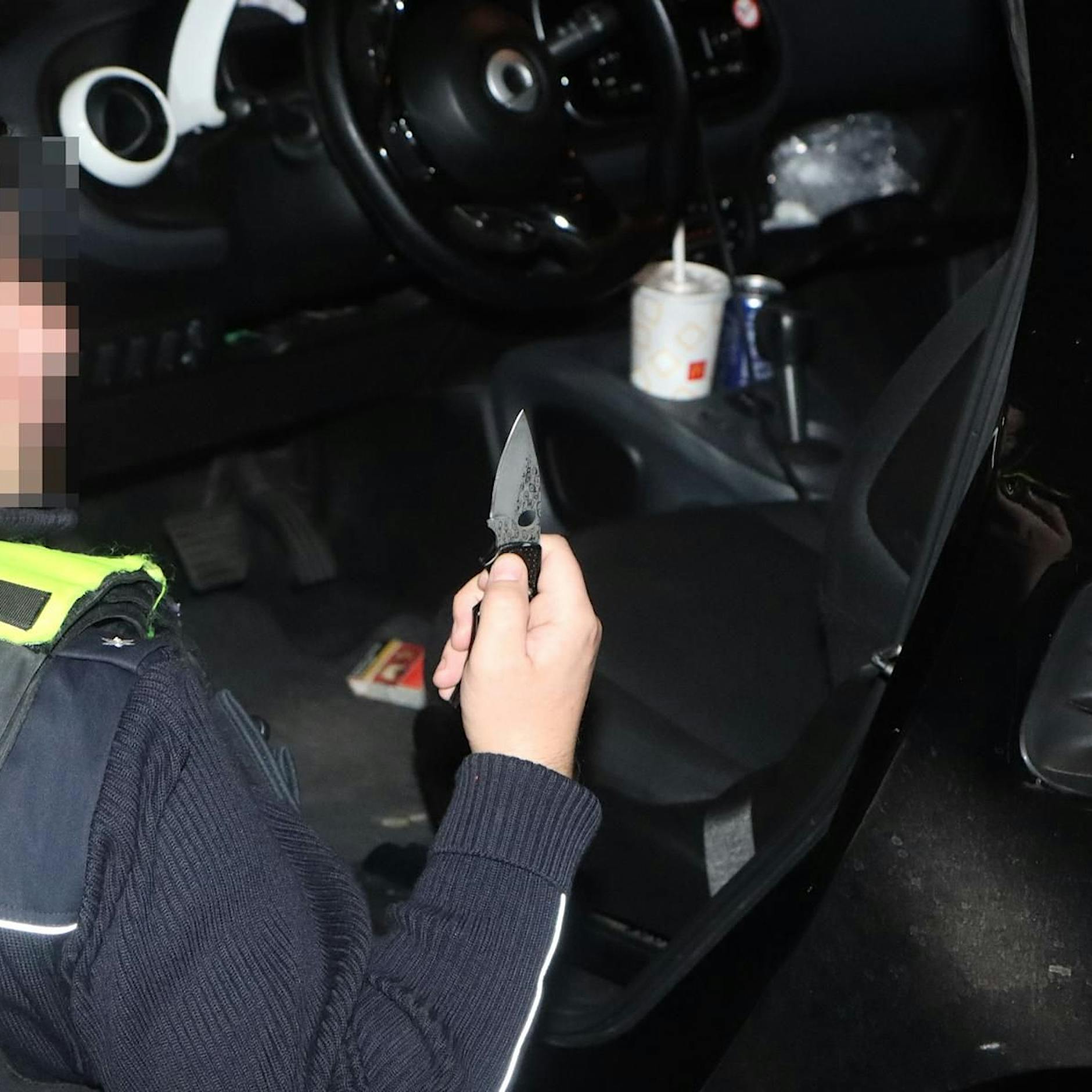 Neukölln: Polizei findet Bargeld und Messer in Mietwagen