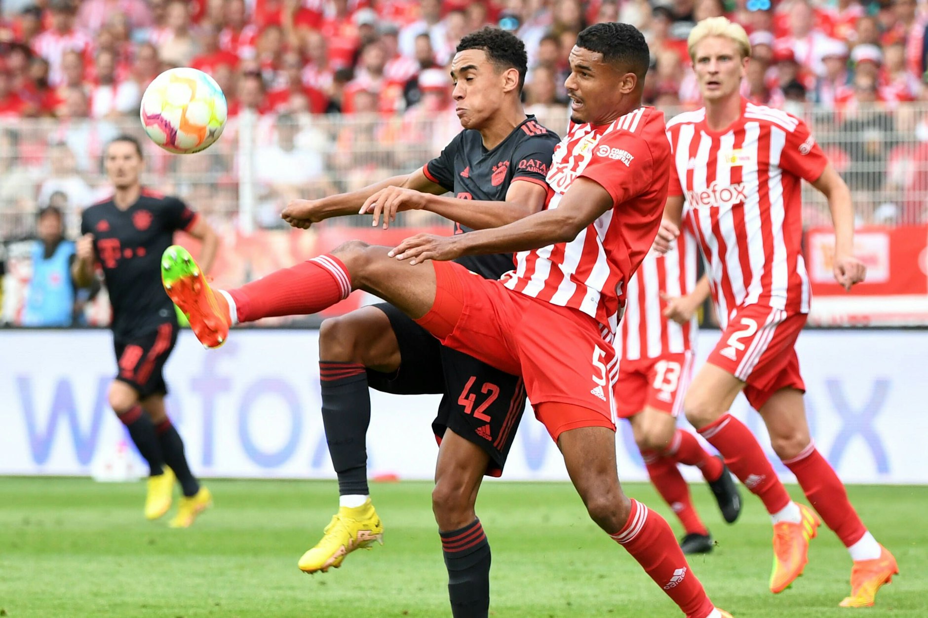 Danilho Doekhi – hier gegen Bayerns Jamal Musiala – fällt für das Spiel des 1. FC Union in Köln aus.