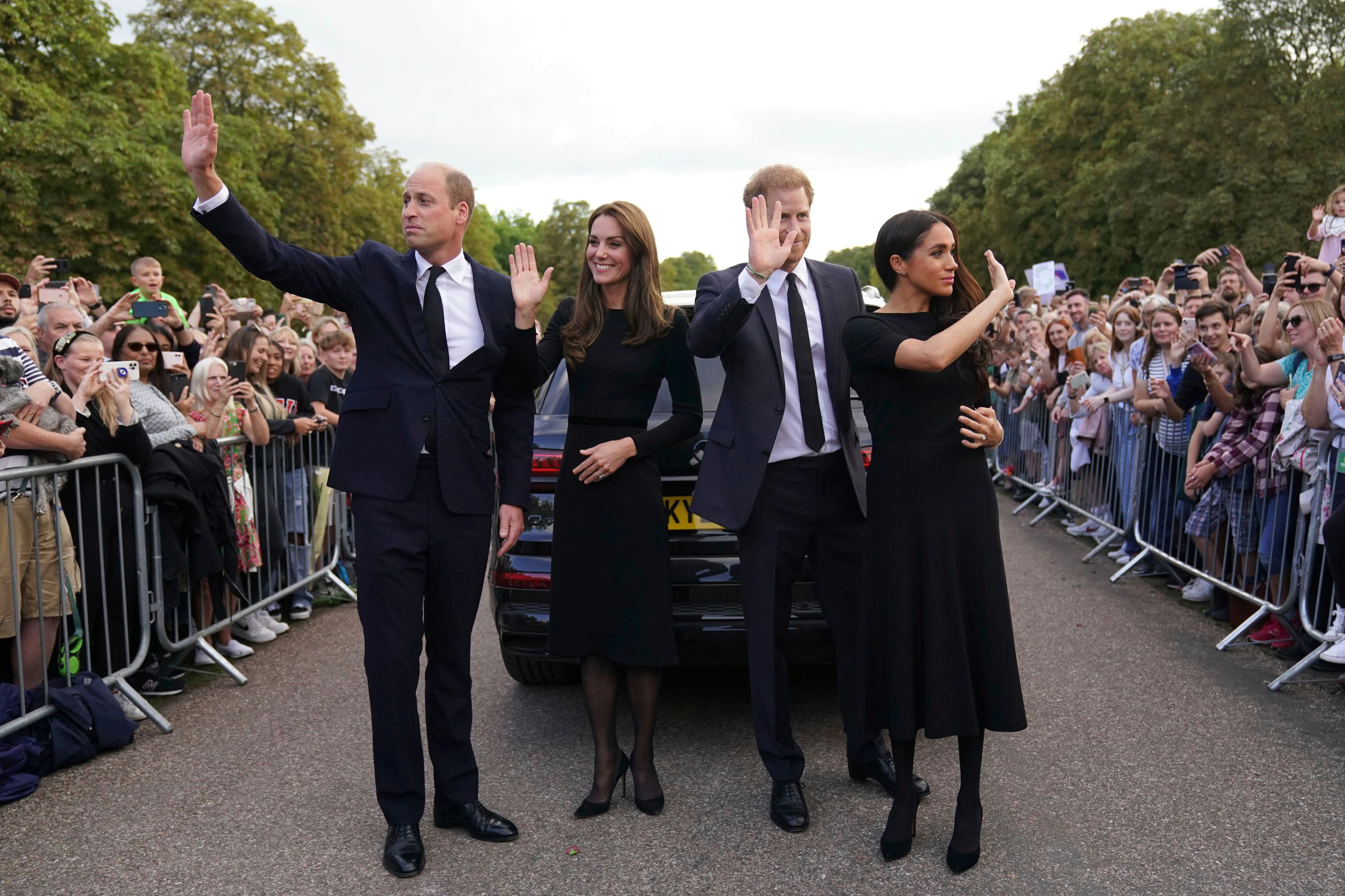 Von links: Der britische Prinz William und Ehefrau Kate sowie Prinz Harry und Ehefrau Meghan winken nach dem Tod von Königin Elizabeth II. auf Schloss Windsor der Menschenmenge zu.