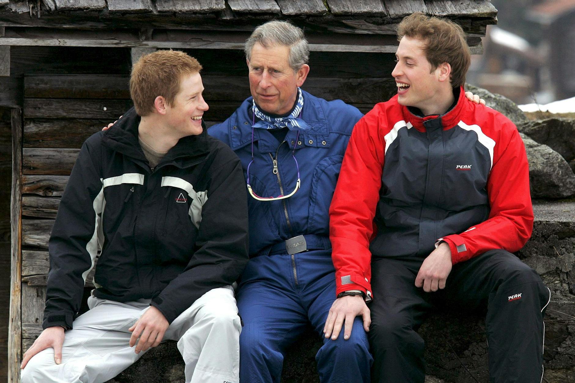 Charles mit seinen Söhnen Harry und William im Skiurlaub 2005.