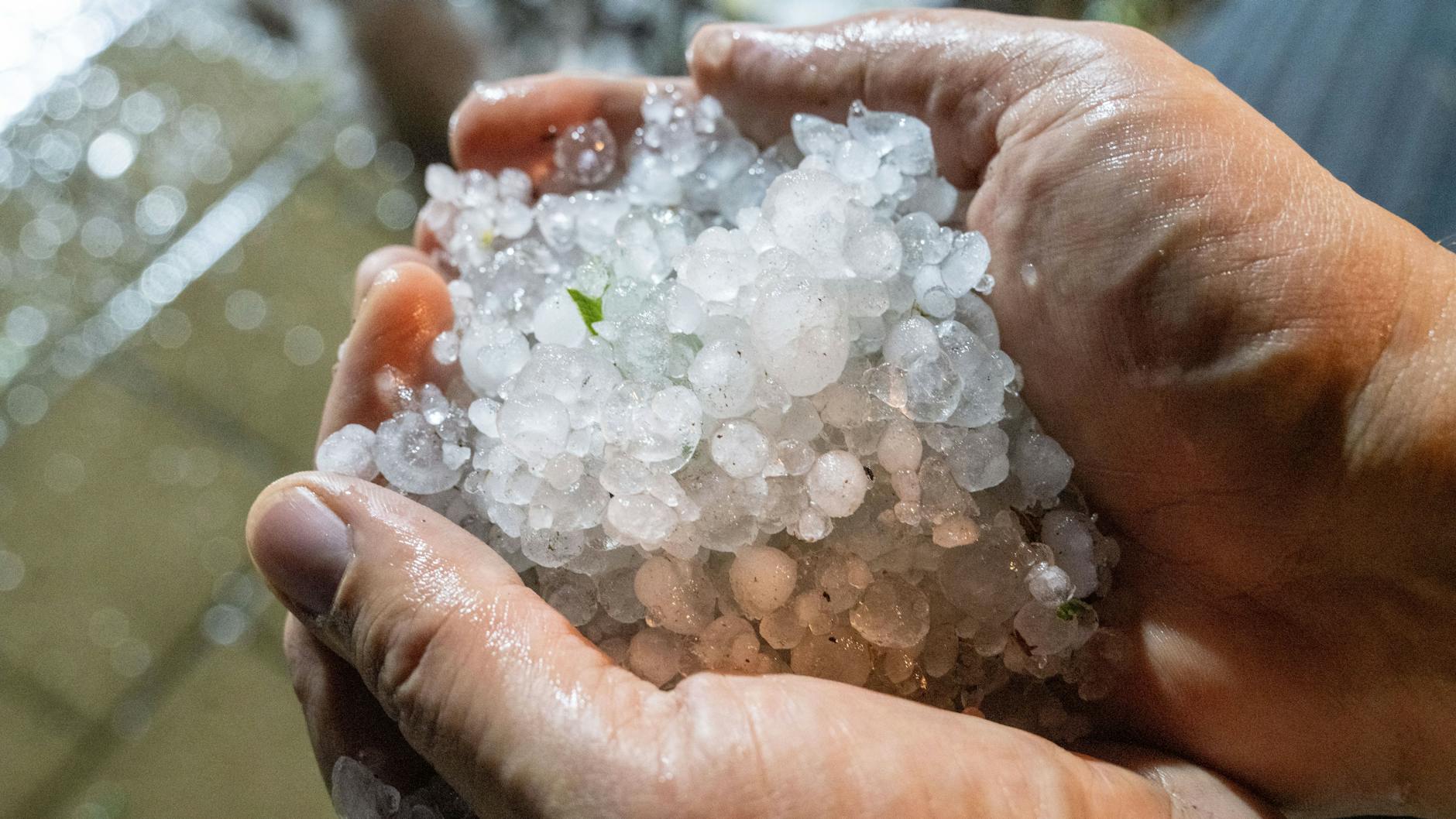 Eine riesige Menge Hagelkörner fiel hier vom Himmel.