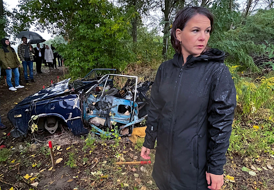Außenministerin Baerbock besichtigt ein von Deutschland gefördertes Minenräumprojekt in der Nähe von Kiew.&nbsp;
