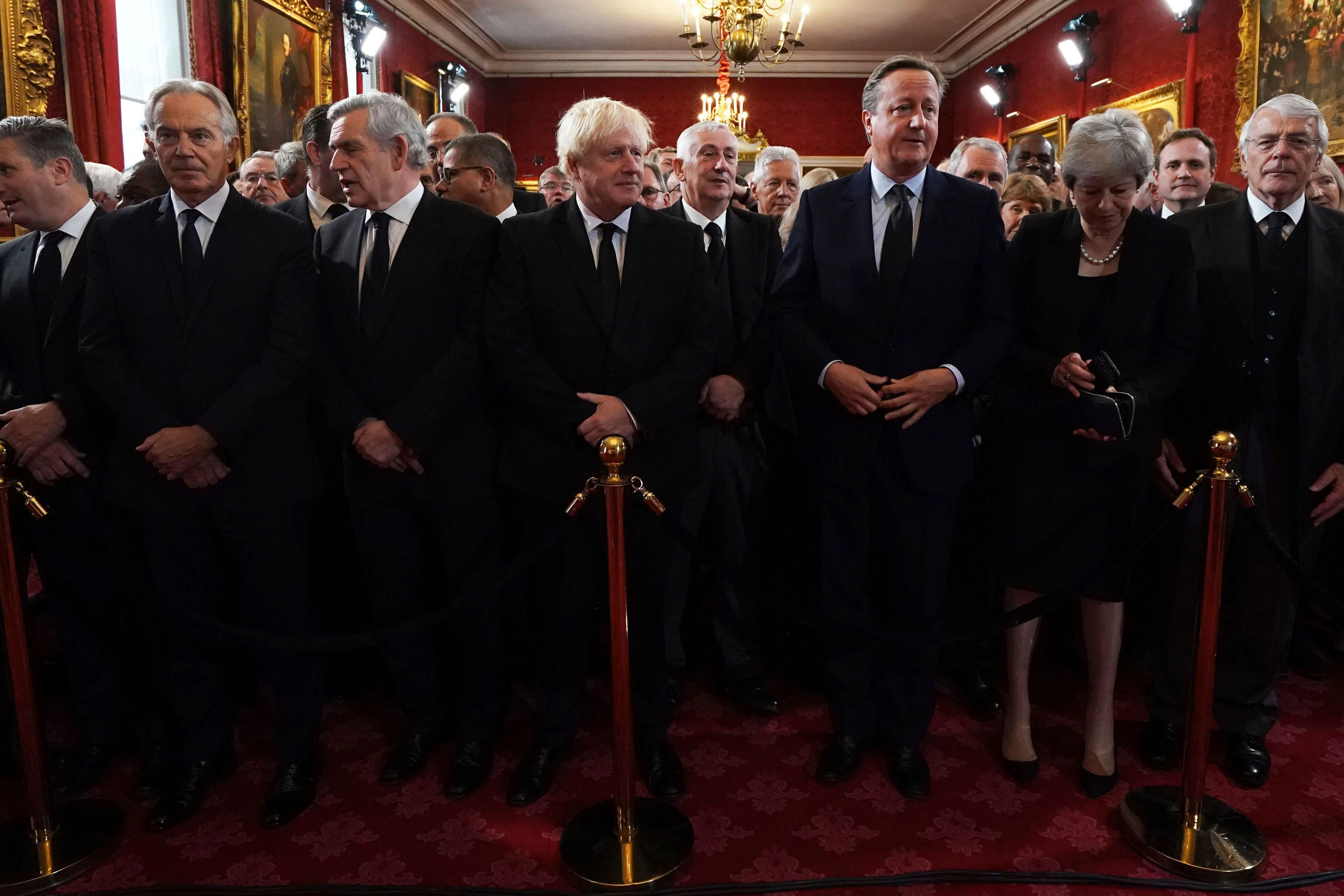 Keir Starmer, Tony Blair, Gordon Brown, Boris Johnson, David Cameron, Theresa May und John Major (v.l.) bei der Proklamation des neuen Königs.&nbsp;