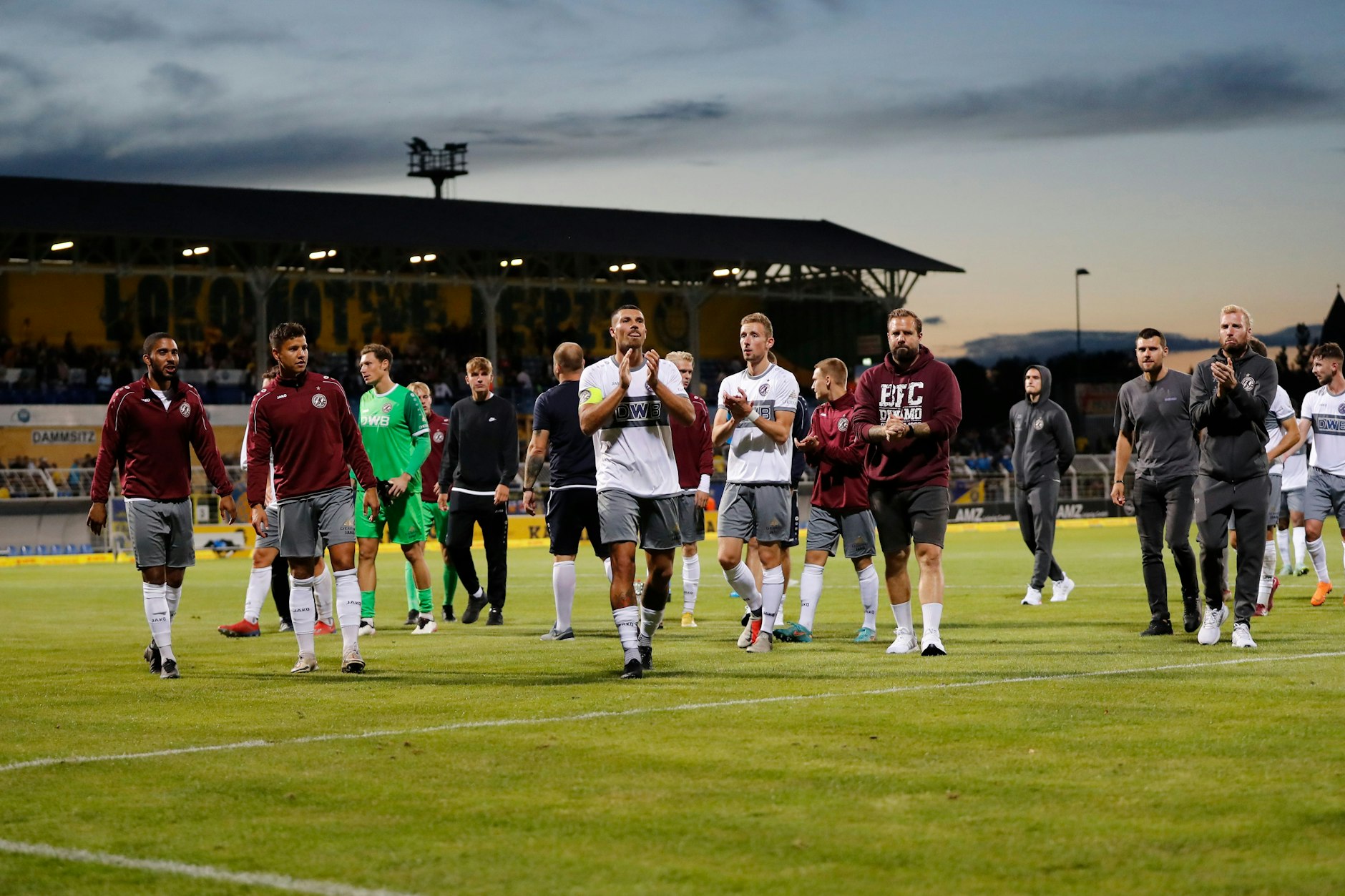 Müde, abgekämpft, aber glücklich: Die Kicker des BFC Dynamo freuen sich über das hart erkämpfte 0:0 bei Lok Leipzig. 
