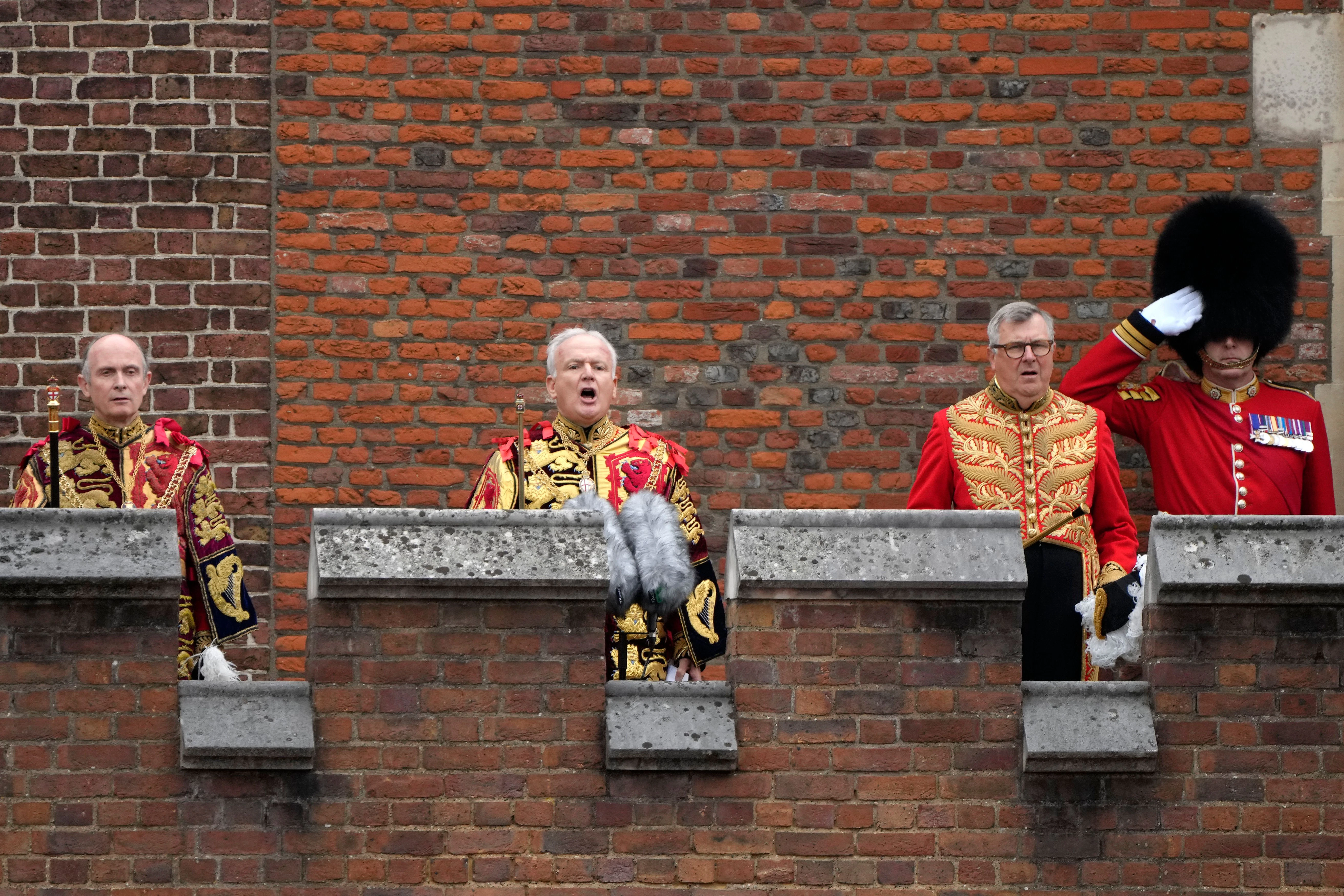 Charles wird&nbsp;auf dem Balkon des St. James