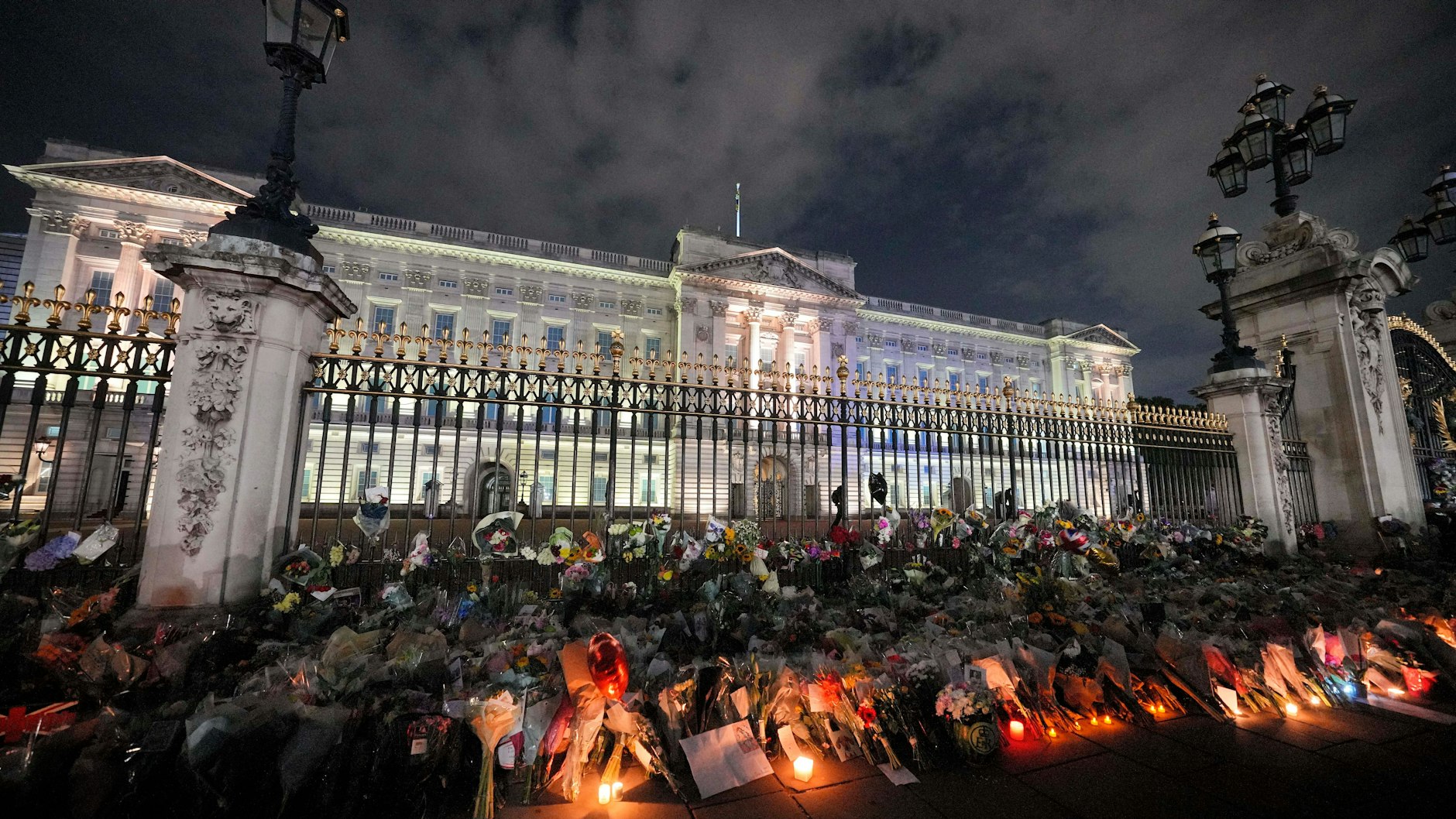 Tausende von Blumen und andere Erinnerungsstücke von Trauernden liegen vor dem Buckingham Palace.