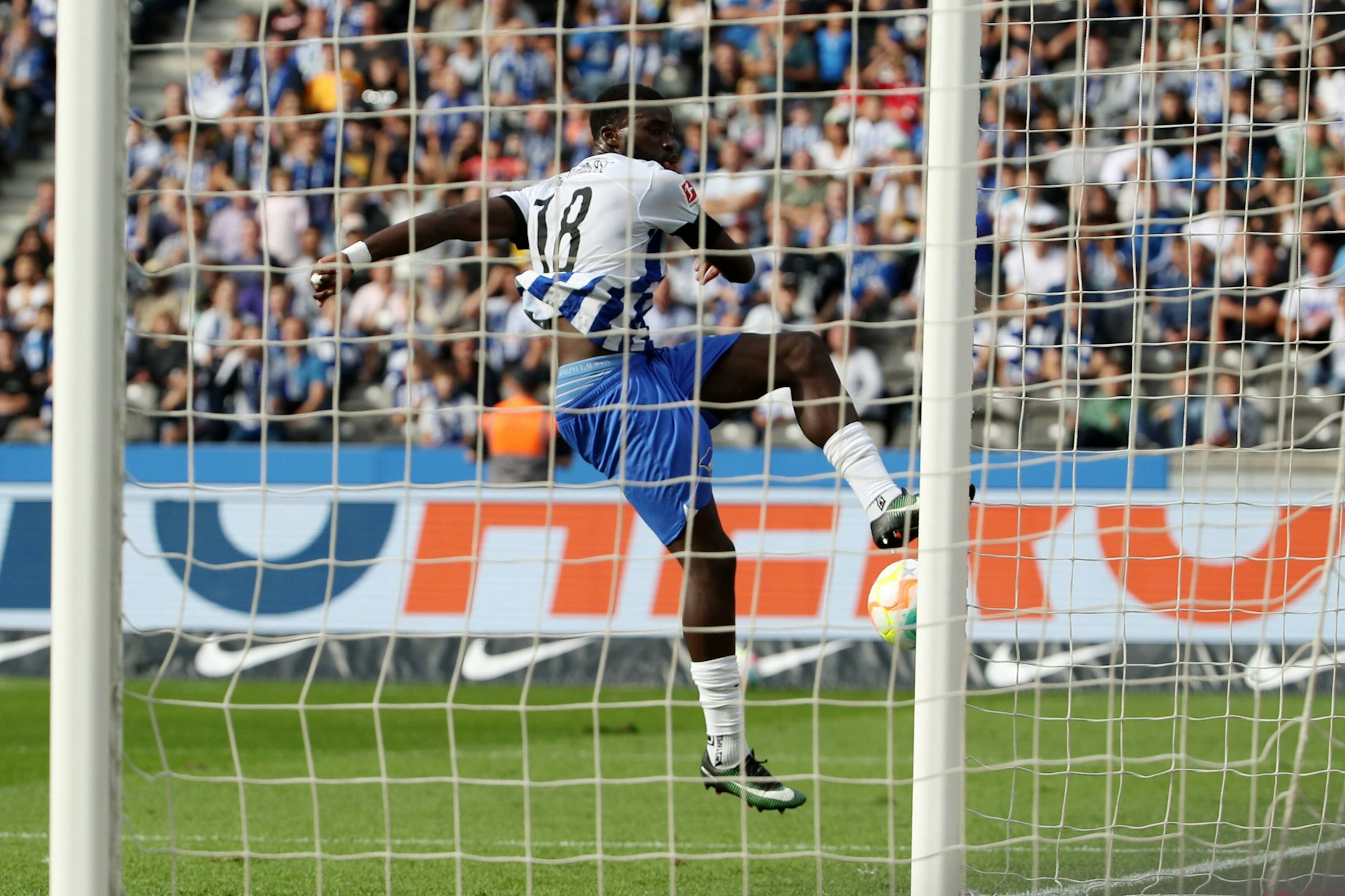 Hertha-Stürmer Wilfried Kanga hatte die beste Chance in der ersten Halbzeit gegen Leverkusen, scheiterte aus kürzester Distanz am Pfosten.&nbsp;