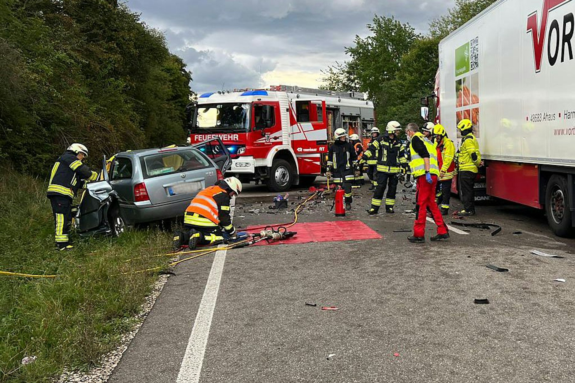 Rettungskräfte am Unfallort auf der B16.&nbsp;
