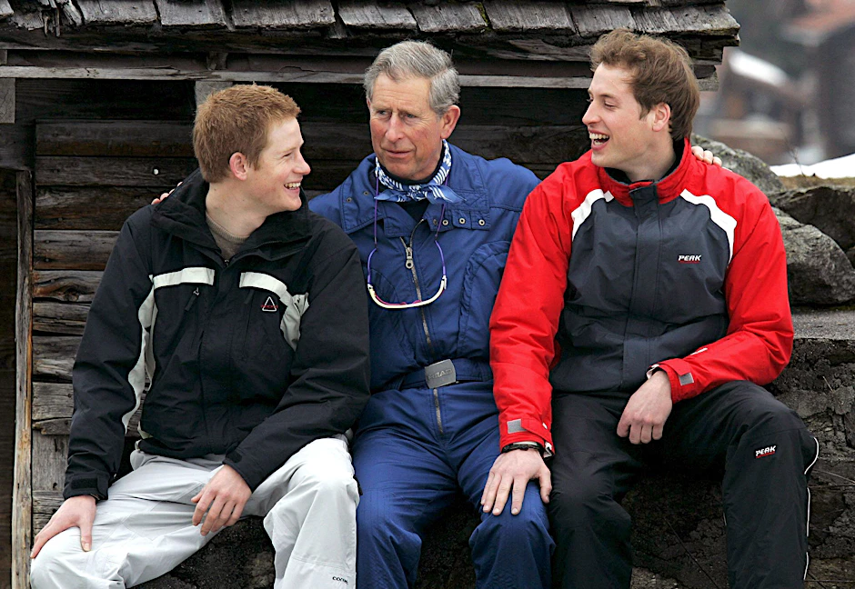 „Grässliche Leute“: Prinz Charles (mit seinen Söhnen Harry (l) und William) hatte während eines Fototermins in der Nähe des Ferienorts Klosters (2005) schlechte Laune.