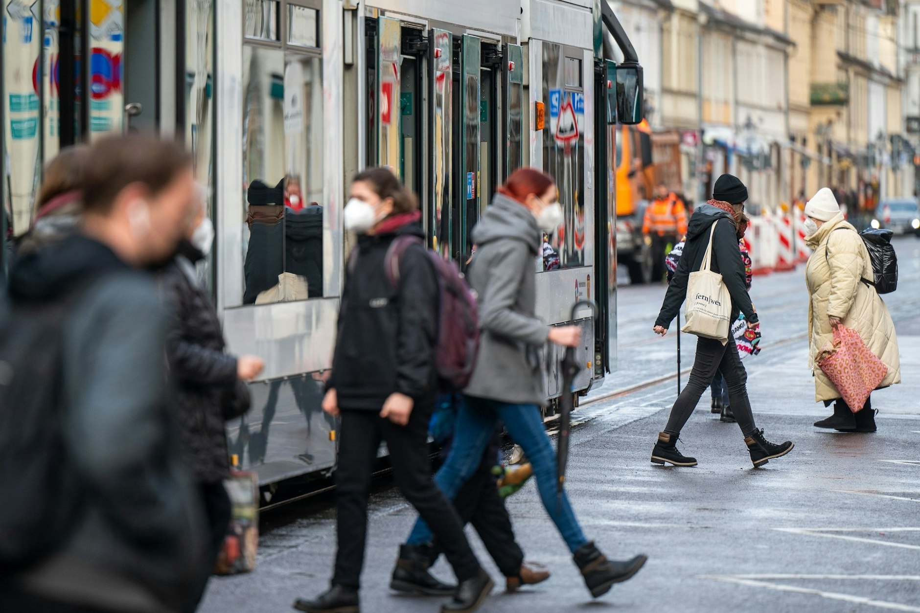 Fahrgäste steigen in eine Straßenbahn in der Potsdamer Innenstadt.