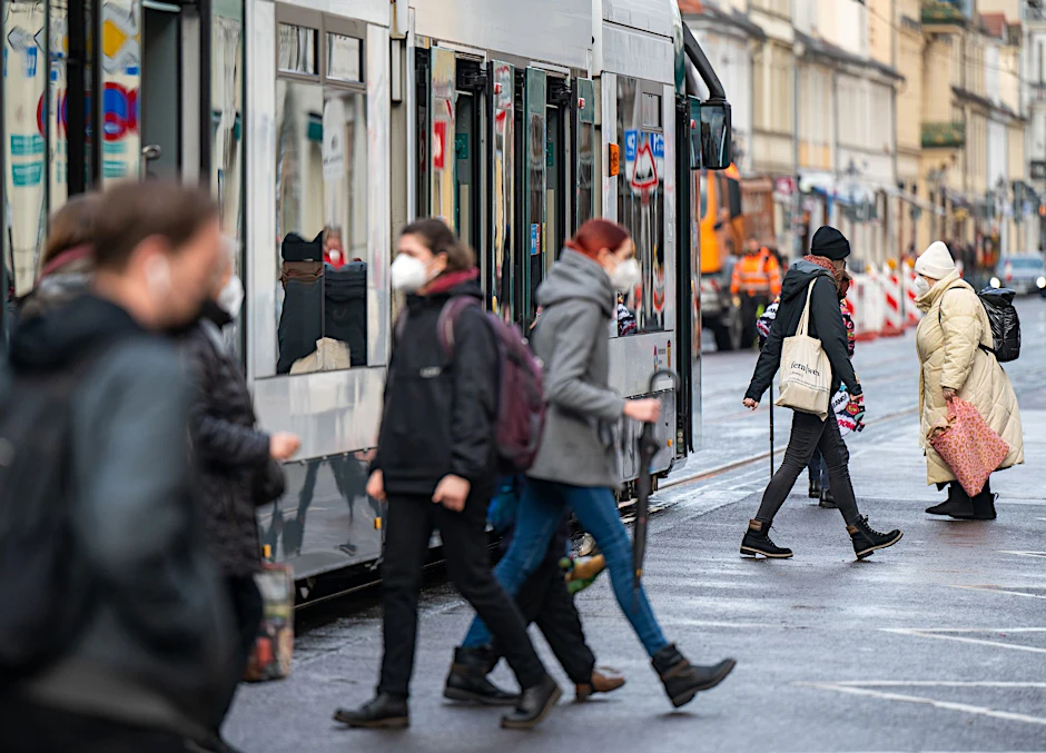 Fahrgäste steigen in eine Straßenbahn in der Potsdamer Innenstadt.