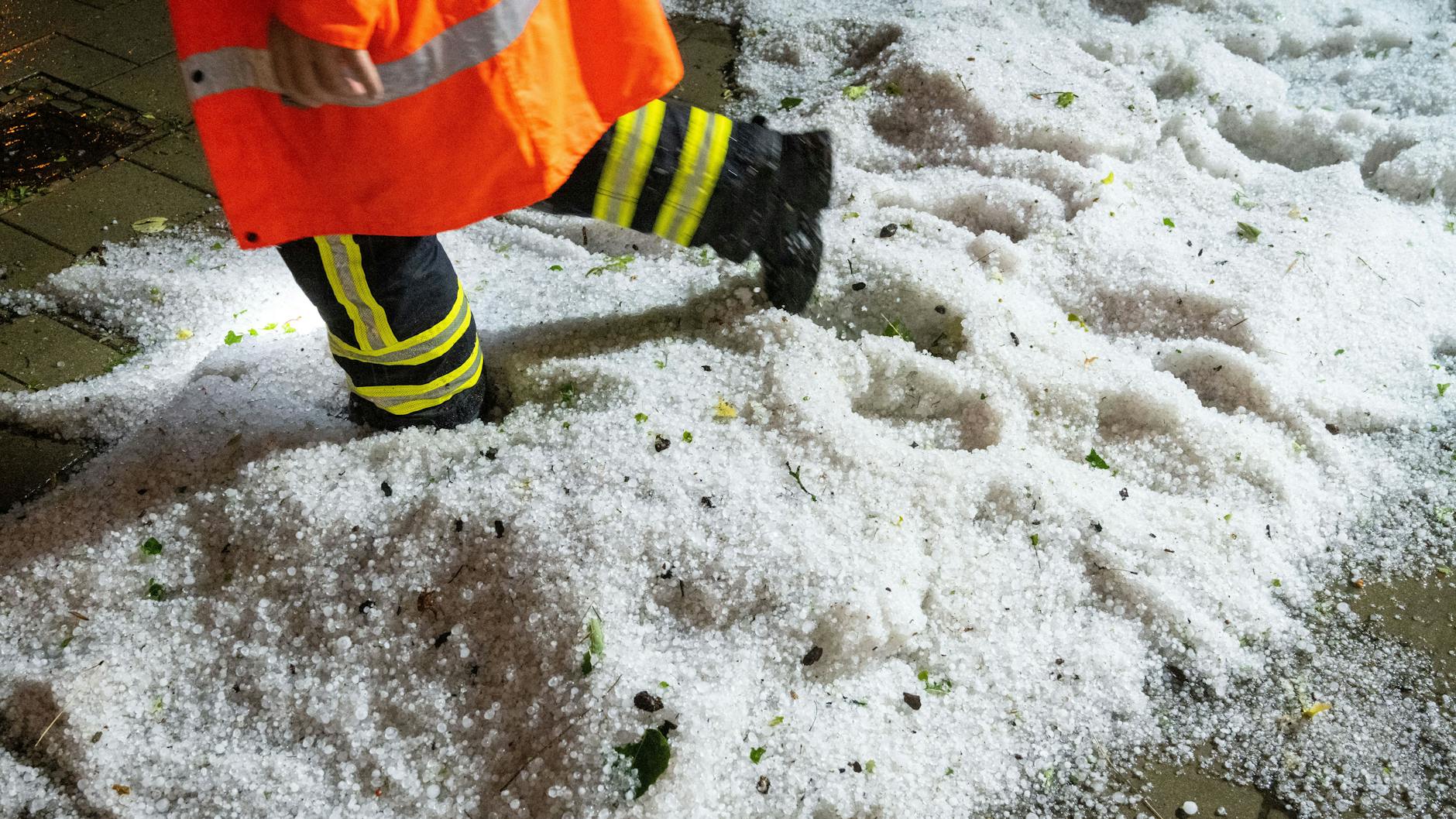 Knöcheltief versanken die Menschen im Hagelschnee.