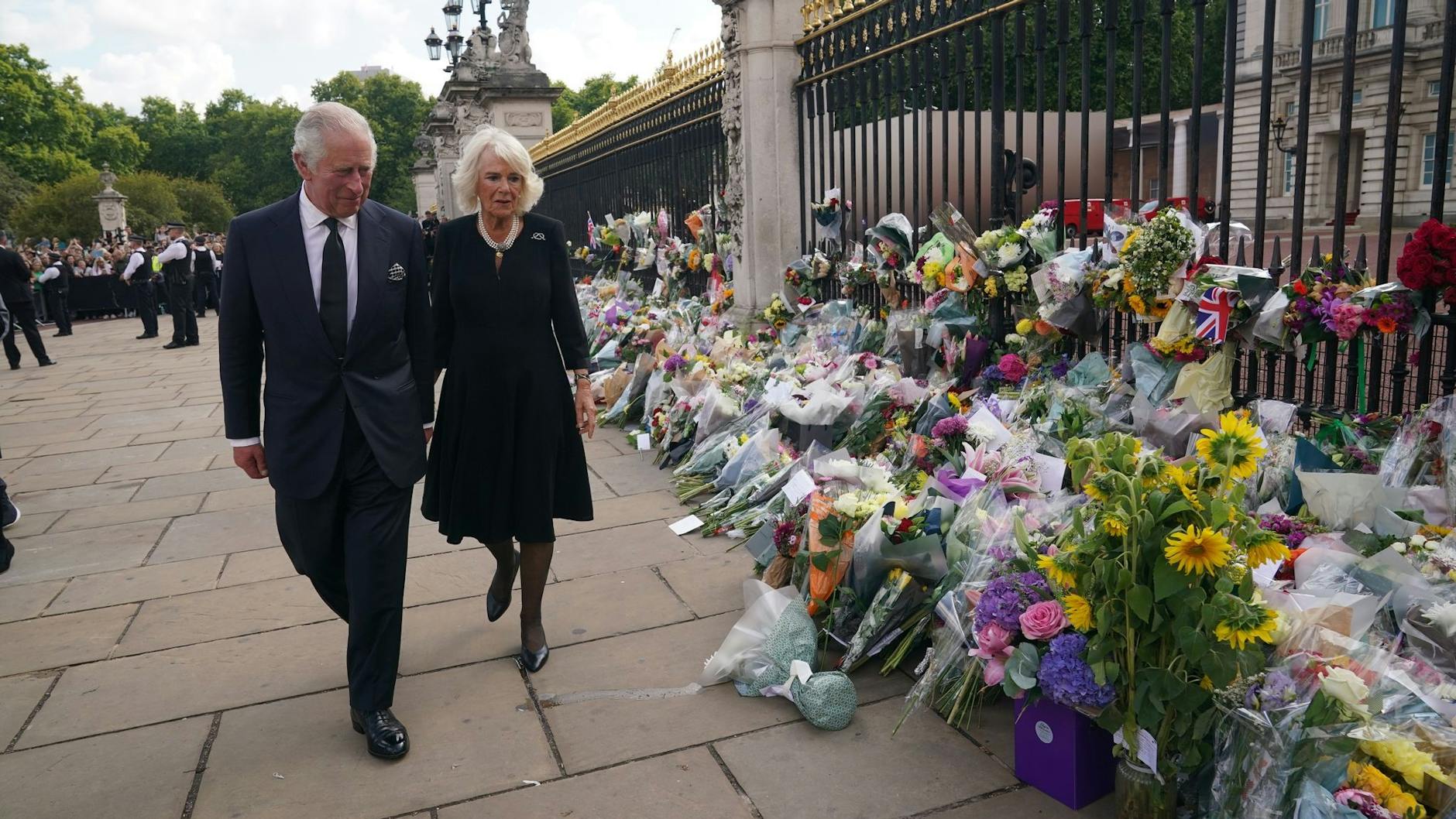 König Charles III. und seine Frau Camilla vor dem Buckingham-Palast.