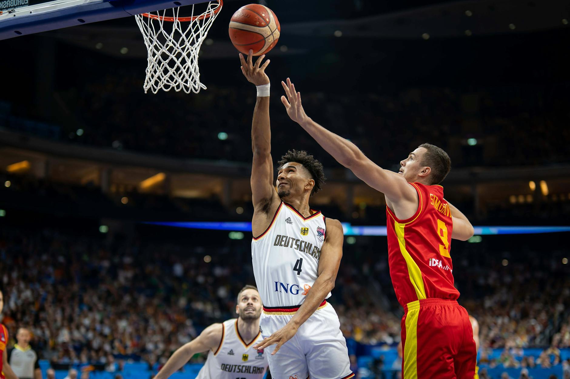 Maodo Lo (l.) war beim Sieg der deutschen Basketball-Nationalmannschaft gegen Montenegro einer der Eckpfeiler.
