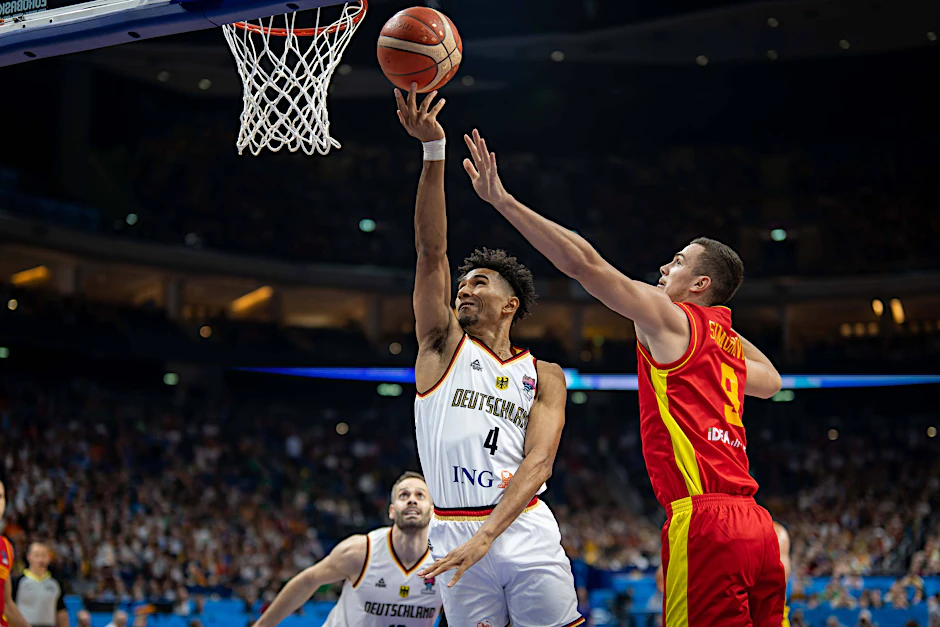 Maodo Lo (l.) war beim Sieg der deutschen Basketball-Nationalmannschaft gegen Montenegro einer der Eckpfeiler.