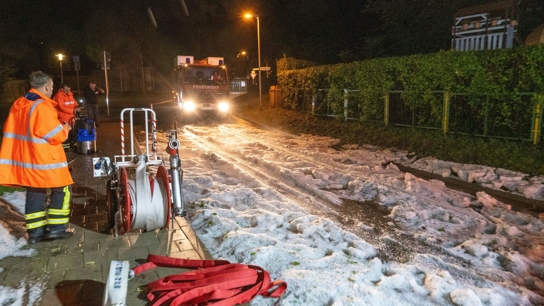 Hagelkörner liegen auf einer Straße in Stralsund. Keller und Wohnungen wurden durch Regen geflutet.