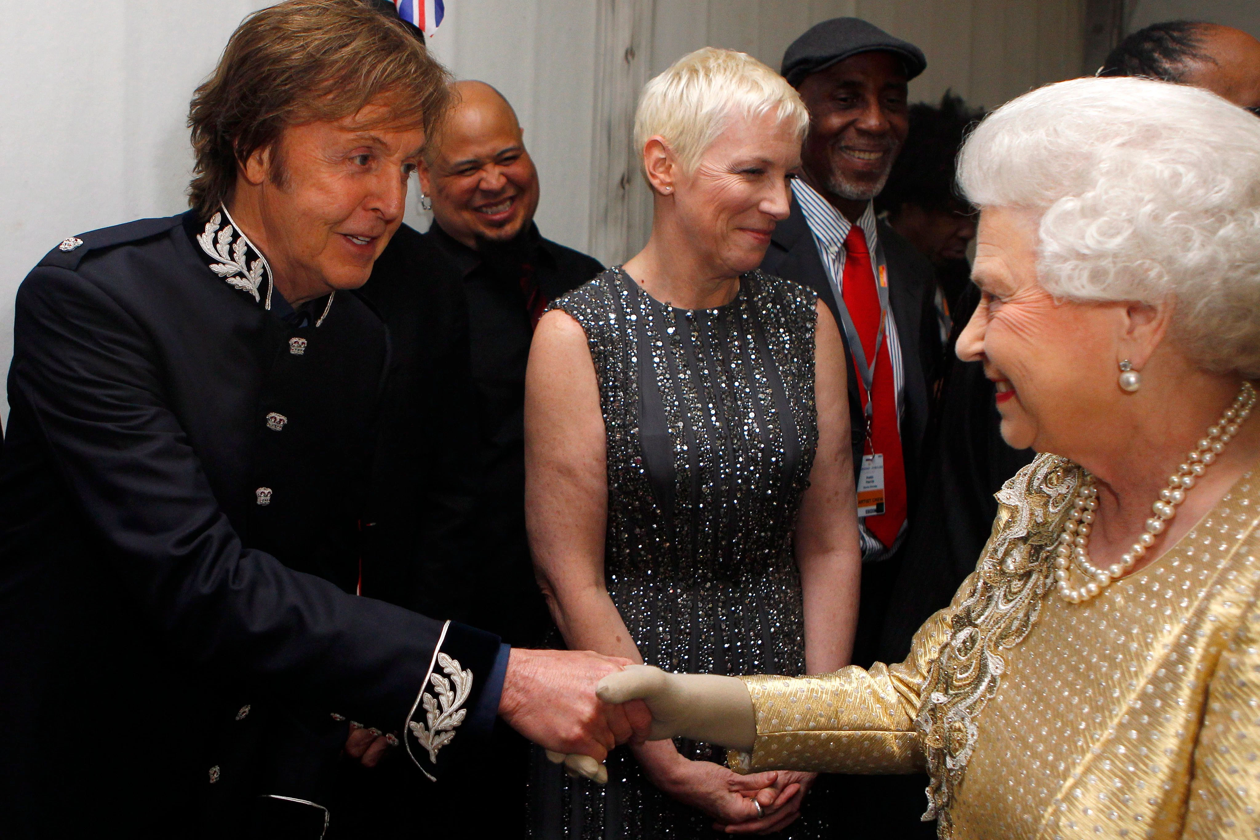 2012: Königin Elizabeth II. trifft Sir Paul McCartney (l) hinter der Bühne während des Konzerts zum Diamantenen Thronjubiläum der Königin vor dem Buckingham-Palast.&nbsp;