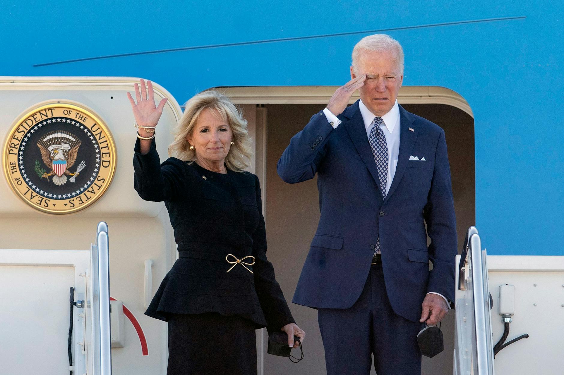 Nix da mit Air Force One: US-Präsident Joe Biden und seine Frau Jill müssen wohl mit einem Linienflieger zum Staatsbegräbnis der Queen anreisen.