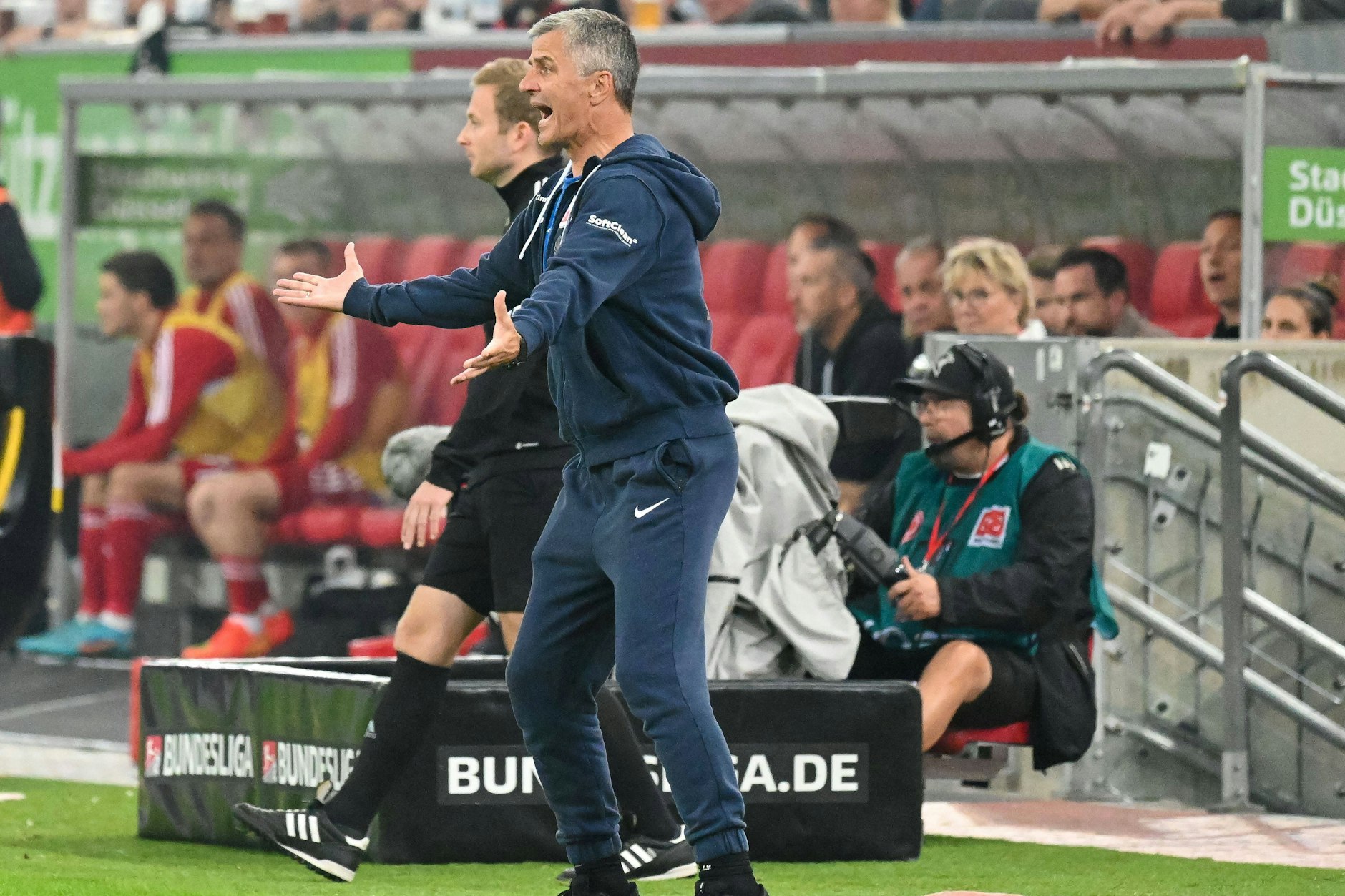 Hansa Rostocks Trainer Jens Härtel hatte in Düsseldorf viel zu korrigieren. Am Ende kassierten die Kogge die dritte Pleite in Folge.