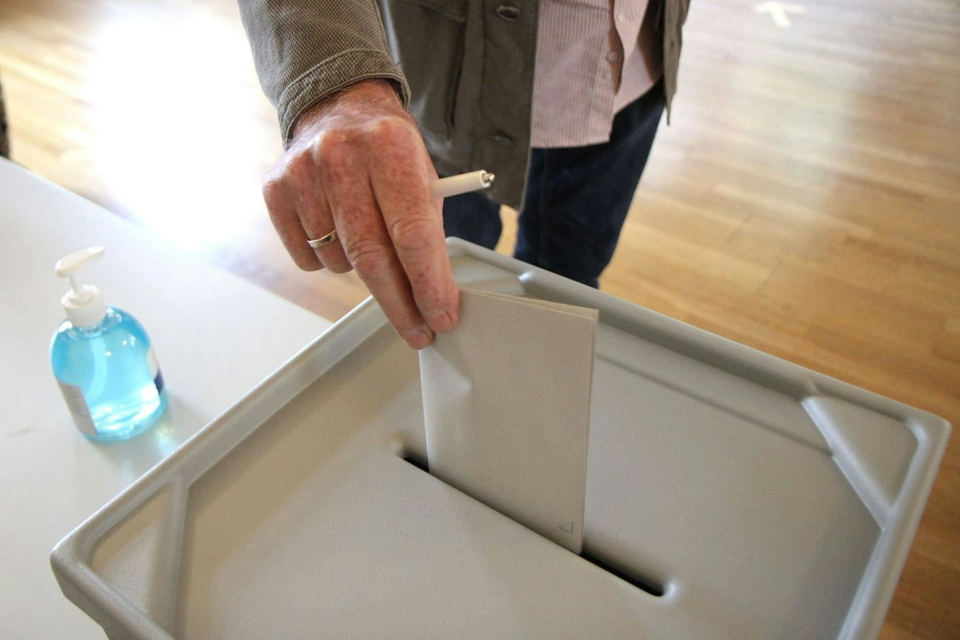 Ein Mann wirft seinen Stimmzettel in die Wahlurne. (Symbolbild)