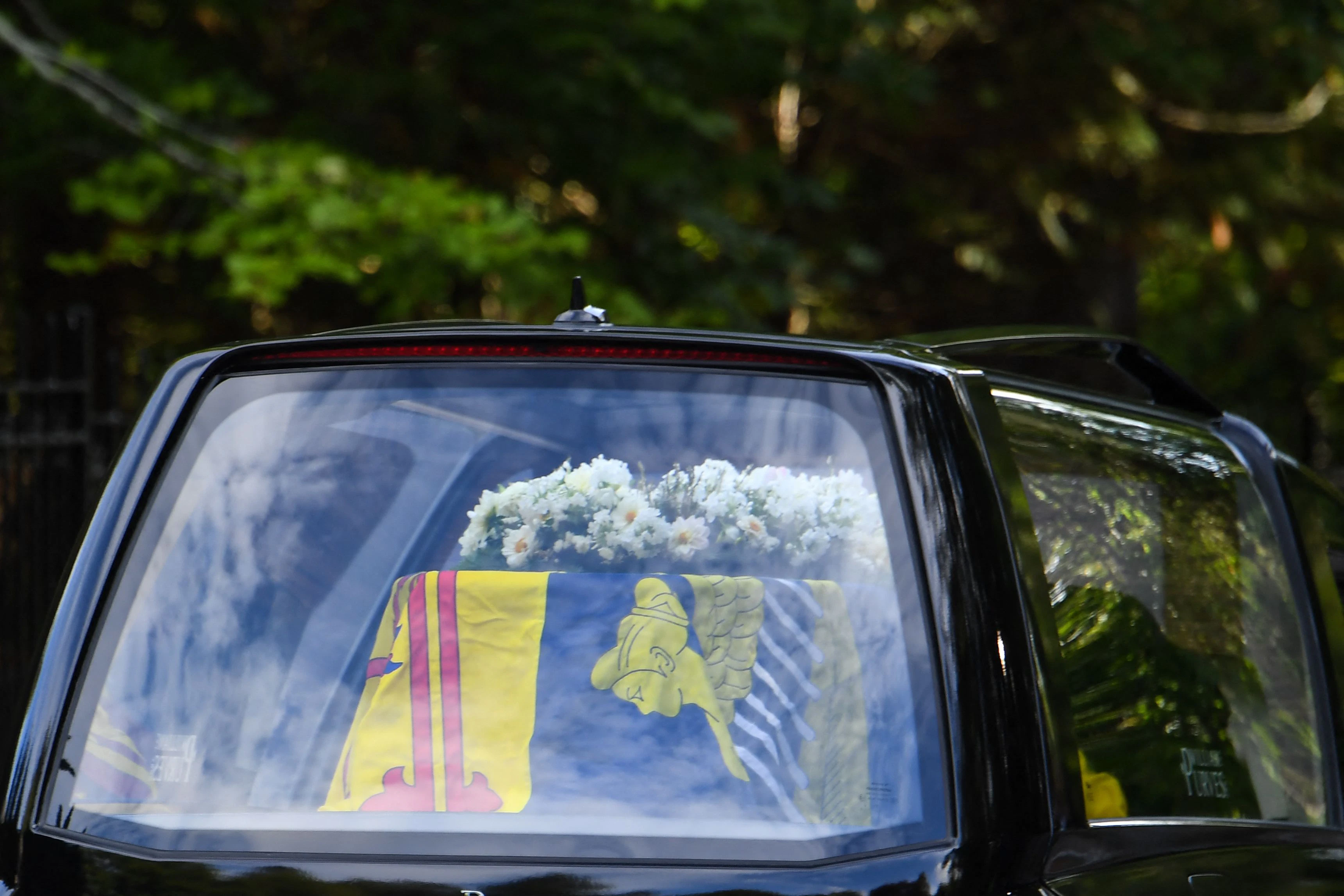 Der Sarg der Queen wird nach Holyrood House in Edinburgh gebracht.